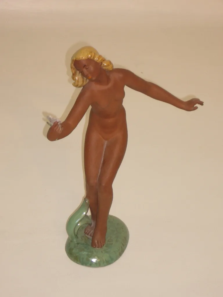 Figurine antique en céramique d'une femme avec des cheveux blonds, base verte