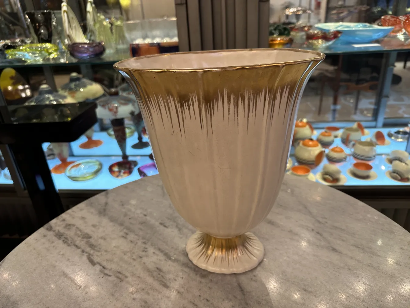 antike Keramikvase mit goldenen Streifen und Details