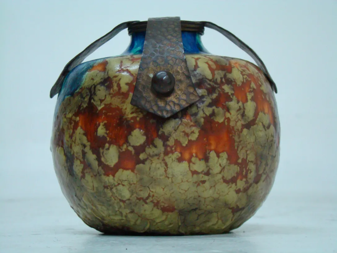 ceramica decorativa antigua con asas y colores vibrantes en diseño