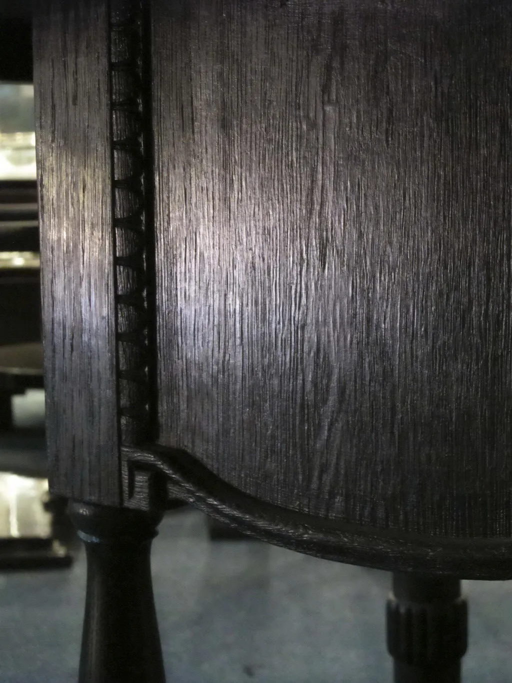 Mesa antigua de madera oscura, ideal para dos personas, ambiente elegante.