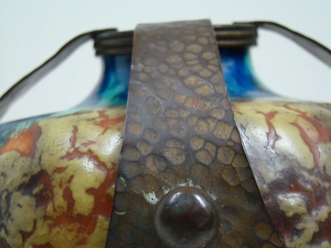 Antike keramische Vase mit bunter Dekoration und Griffen.