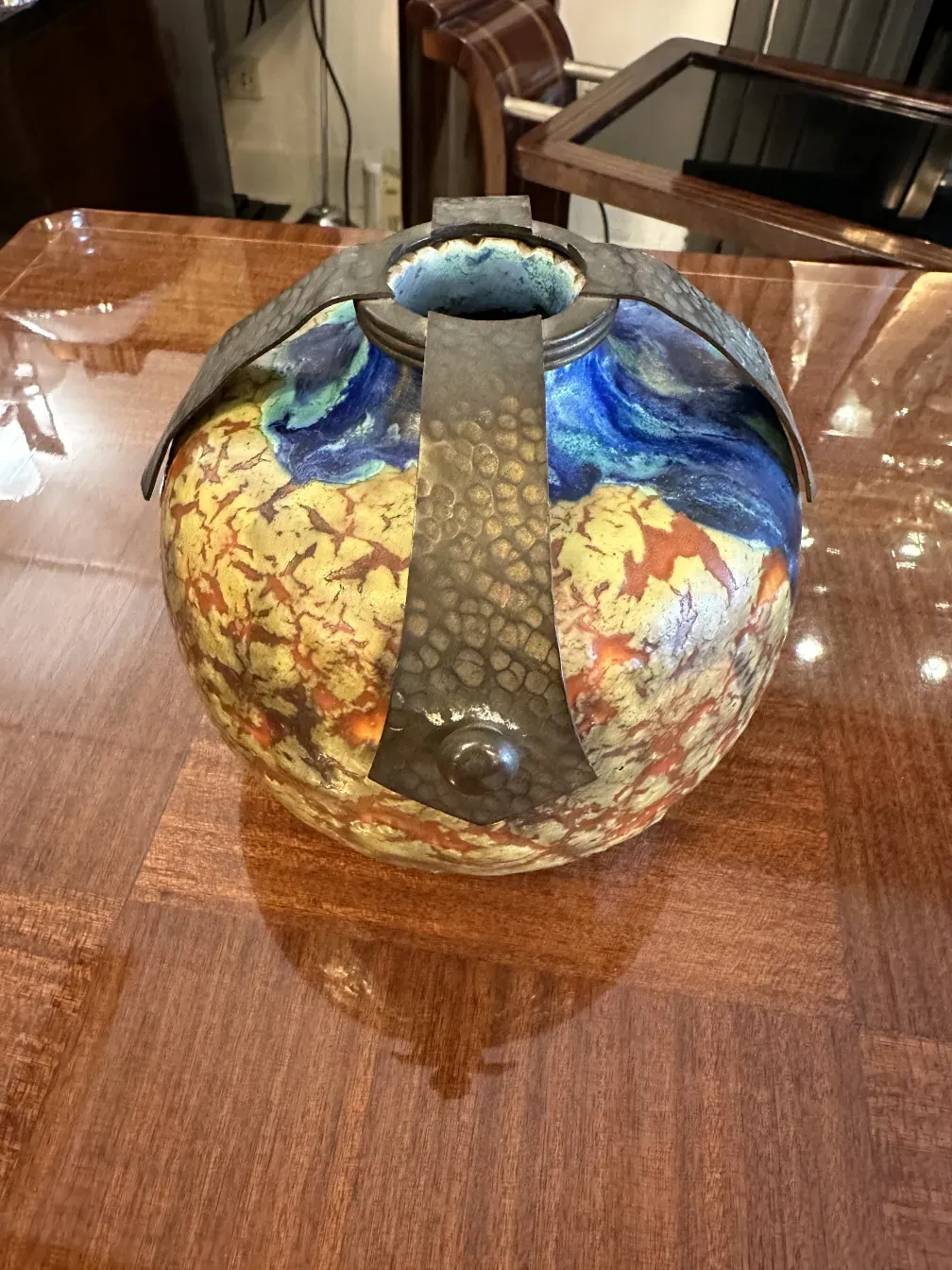 Esfera de cerámica antigua con colores brillantes y un diseño atractivo en un entorno elegante.