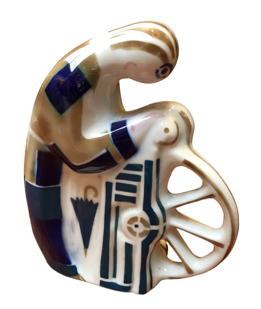 figura decorativa in ceramica antica con motivi colorati