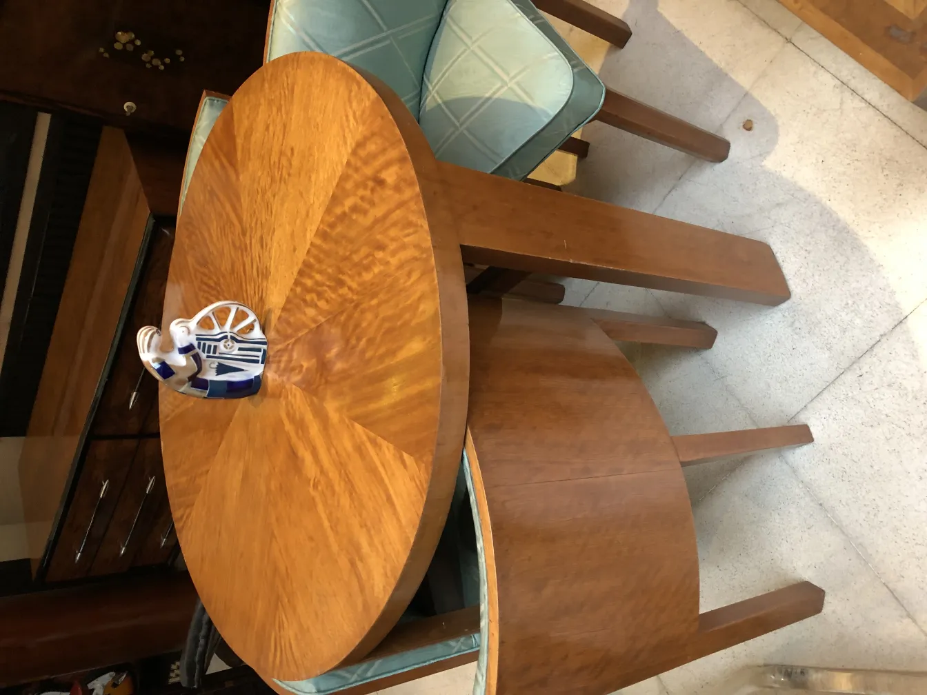 Ceramica antica con decorazione blu e bianca su un tavolo