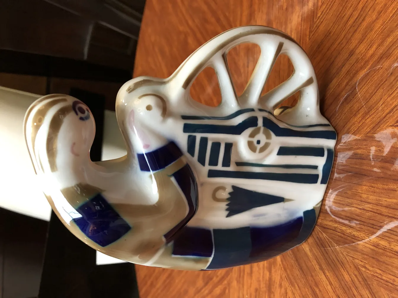 Scultura antica in ceramica a forma di animale con colori vivaci