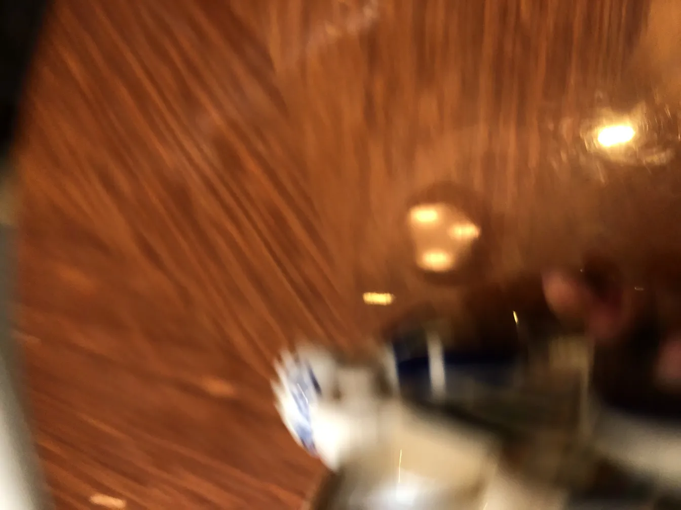 पुरानी सजावटी मिट्टी के पात्र जिसमें रंगीन डिजाइन हैं