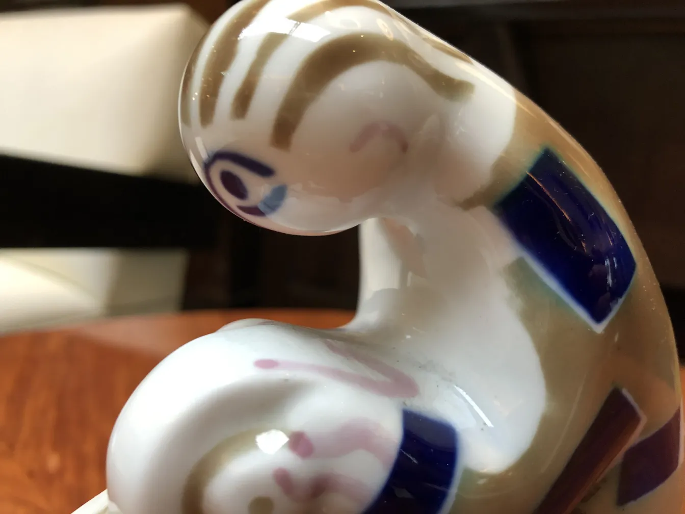 figurine en céramique ancienne avec design coloré