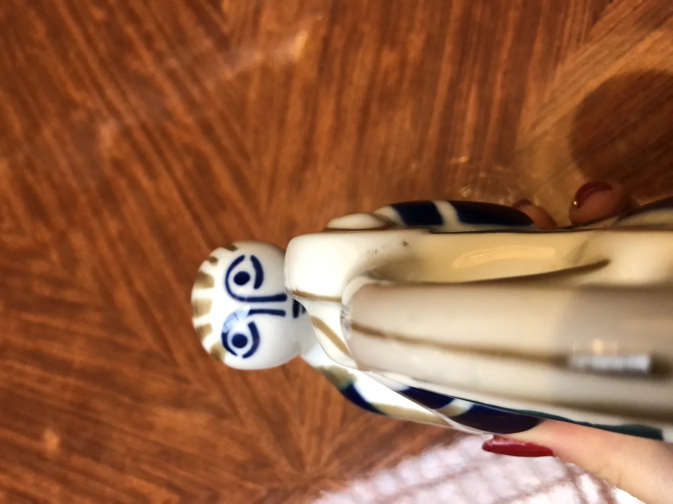 青と白の模様のある古い陶器のフィギュア