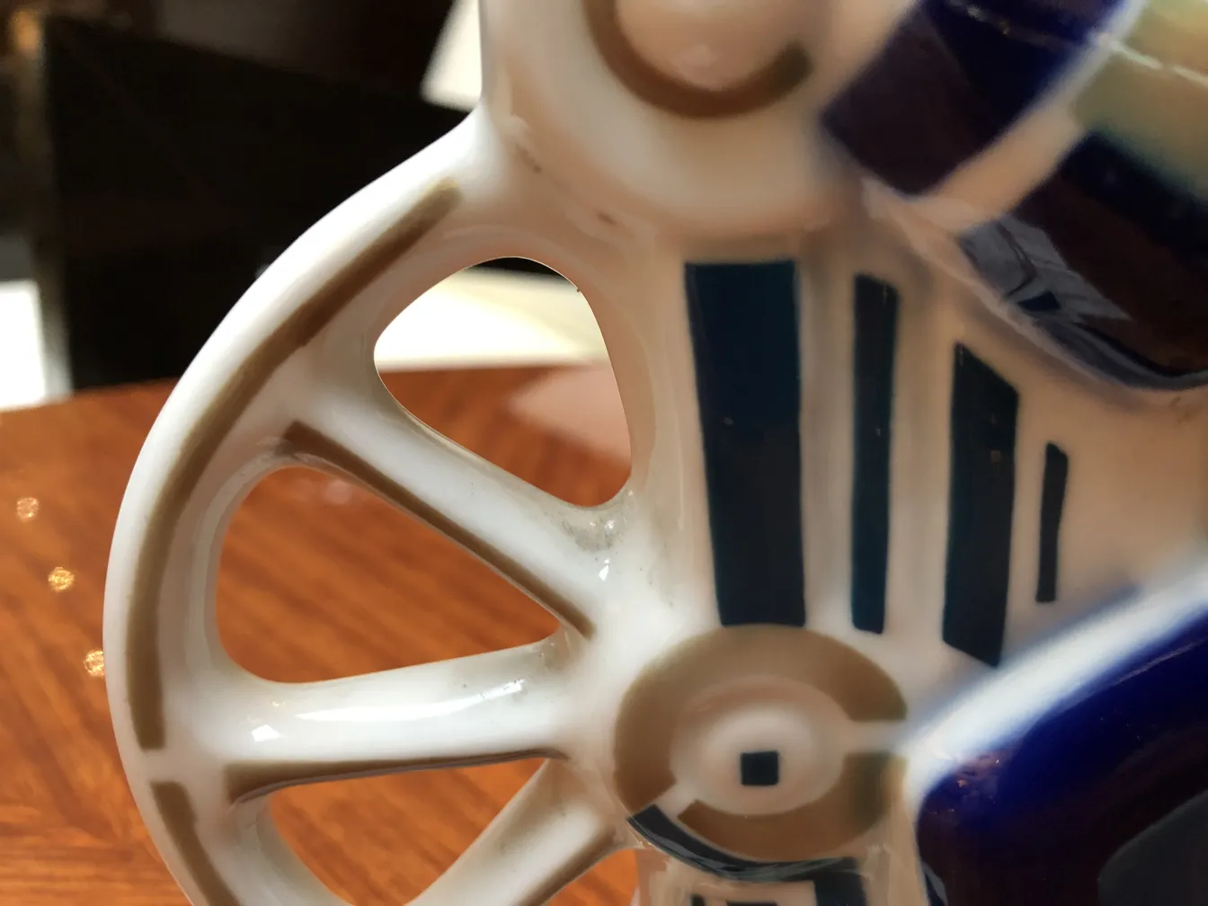 ceramica antica con dettagli decorativi in blu e bianco