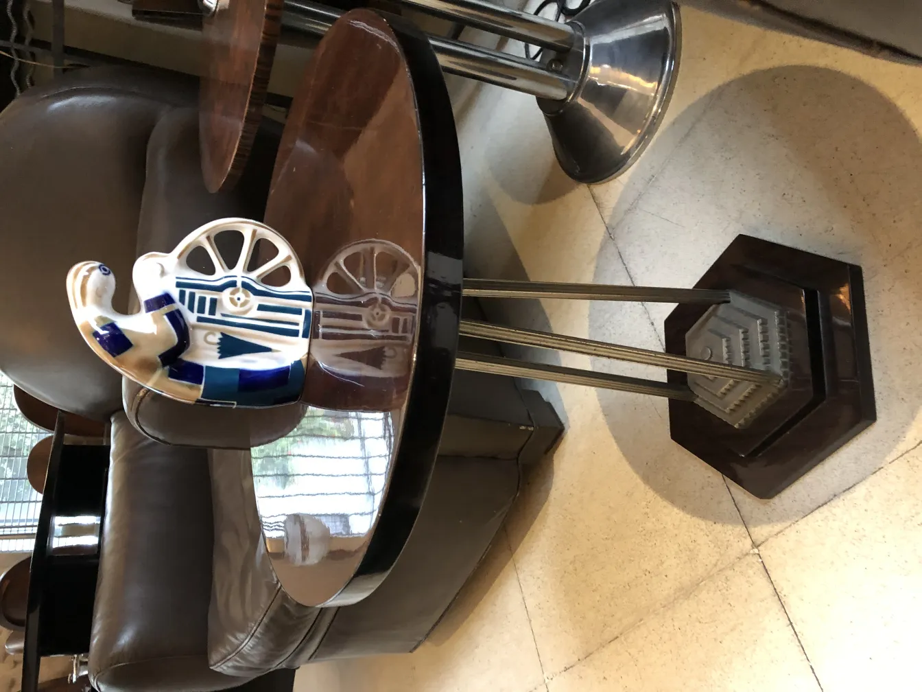 antike keramik in schildkrötenform mit blauen und weißen details