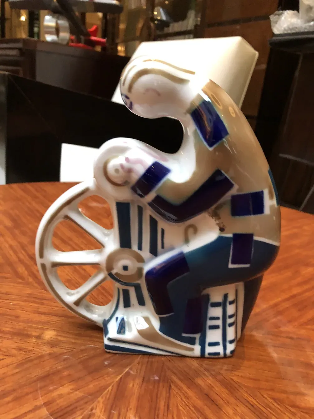 escultura de ceramica decorativa con colores azules