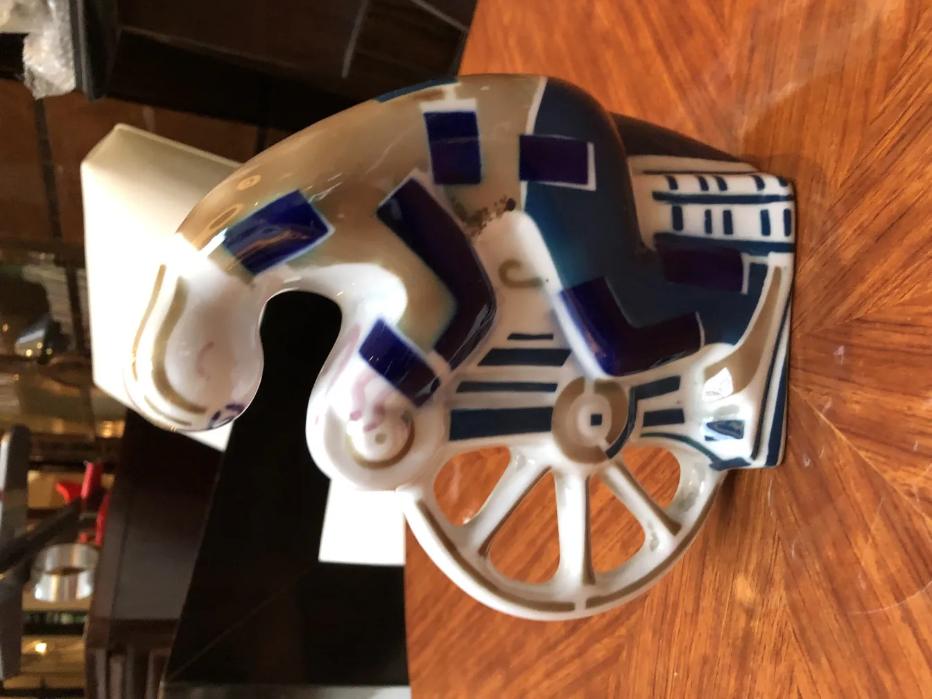 青と白のデザインの古い陶器の装飾品