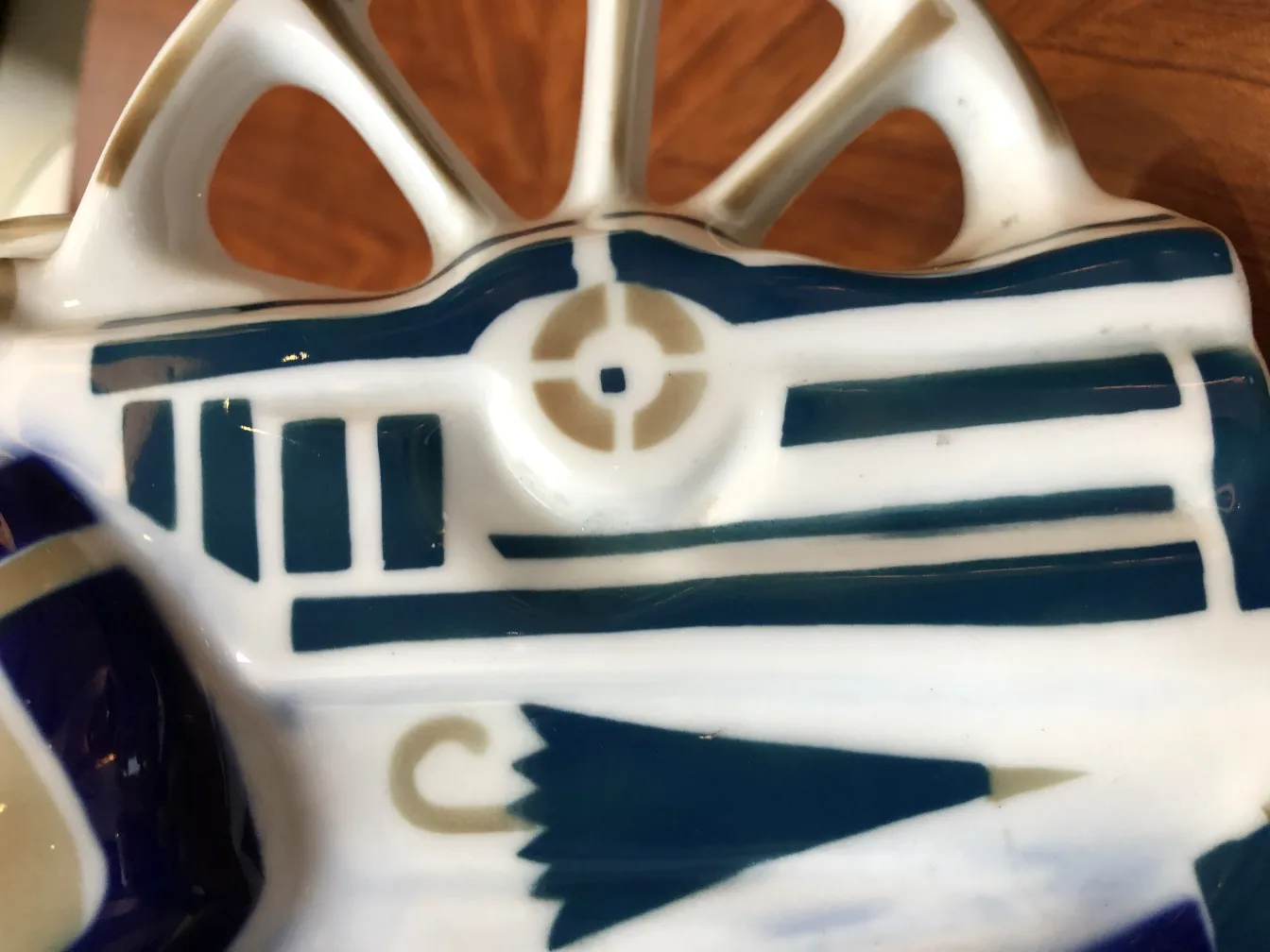 древняя керамика с синими и белыми формами, элегантный дизайн