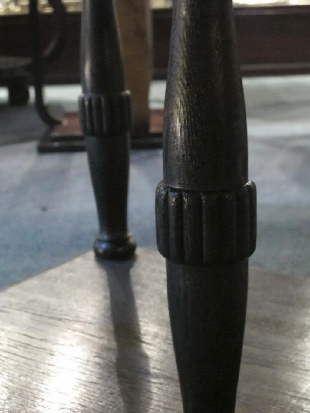 Table ancienne de Jean Michel Frank pour 2 personnes avec des jambes décoratives. Un cadre élégant et accueillant.