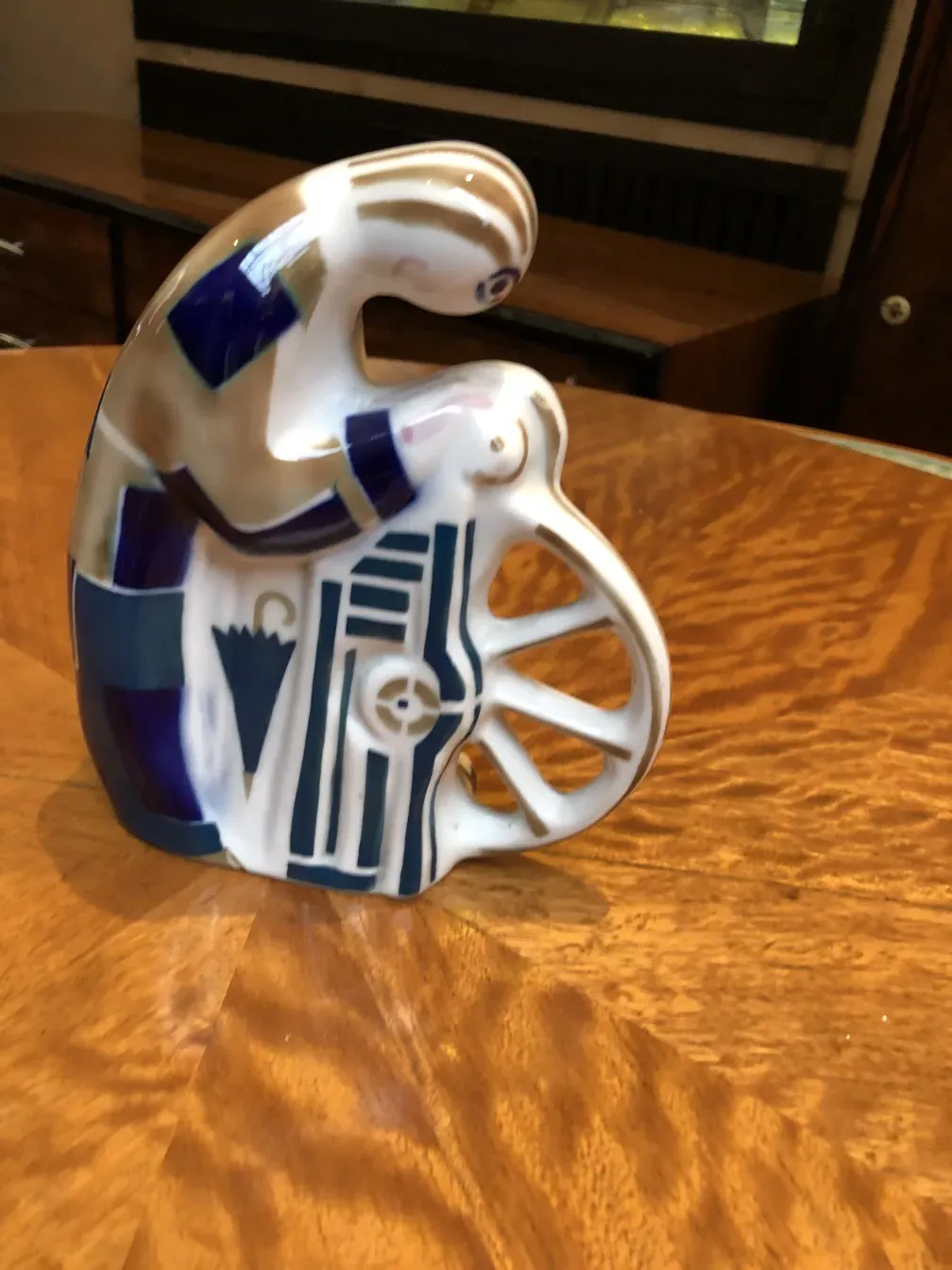 escultura de cerámica Sargadelos sobre una mesa de madera
