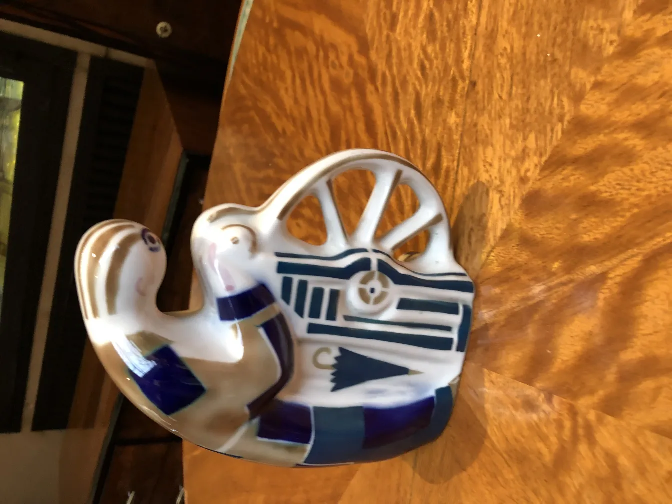 Céramique ancienne avec motif d'animal, couleurs vives, ambiance nostalgique.