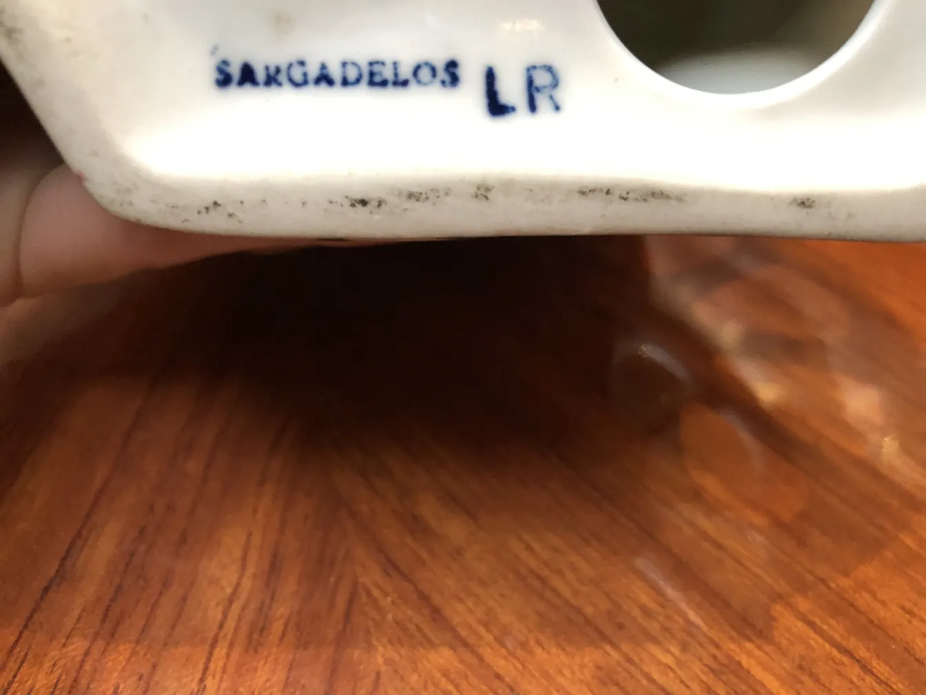 sargadelos lr की छाप प्राचीन मिट्टी के पात्र पर, स्पष्ट विवरण
