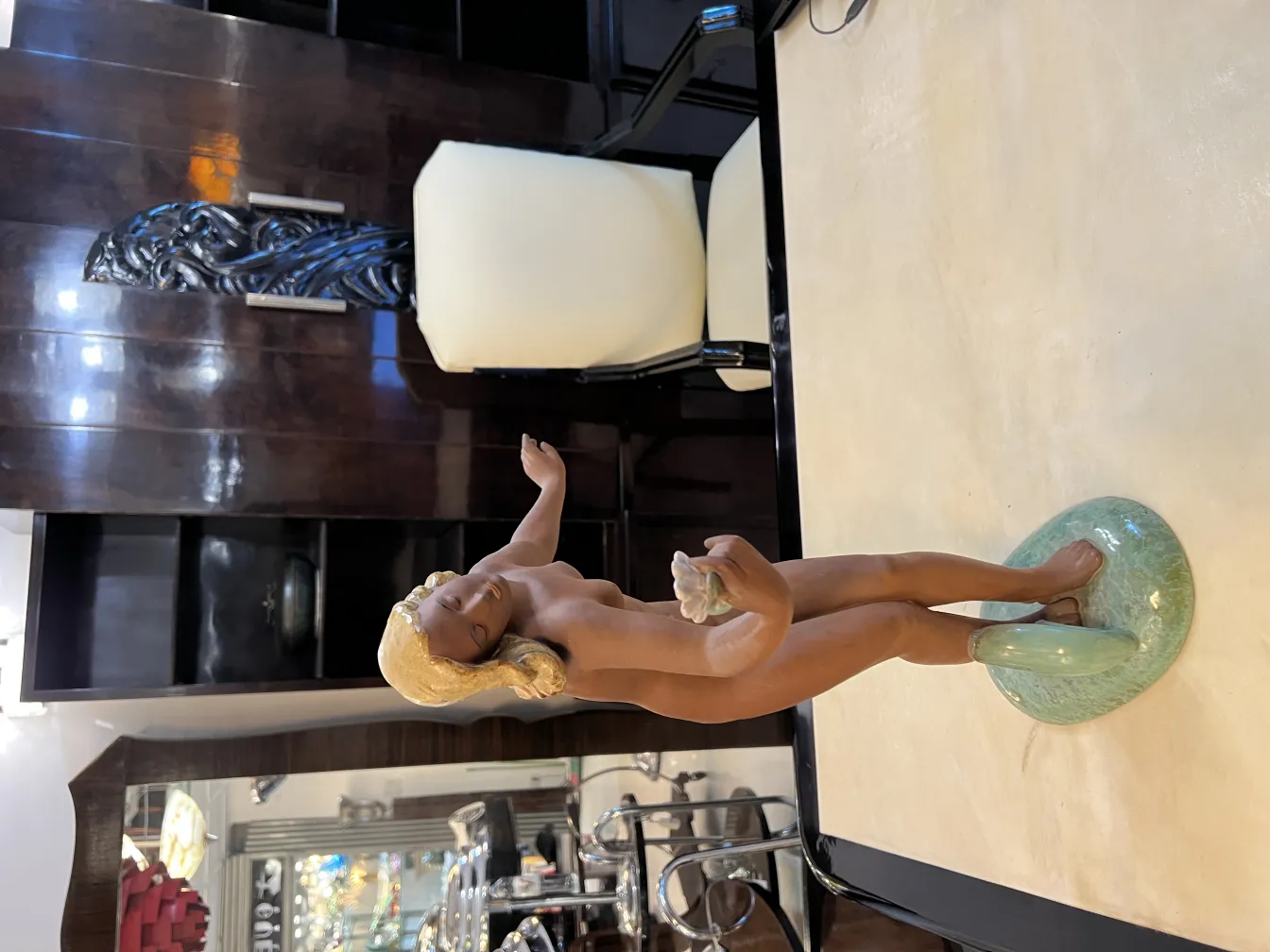 sculpture féminine antique en céramique avec un fond élégant