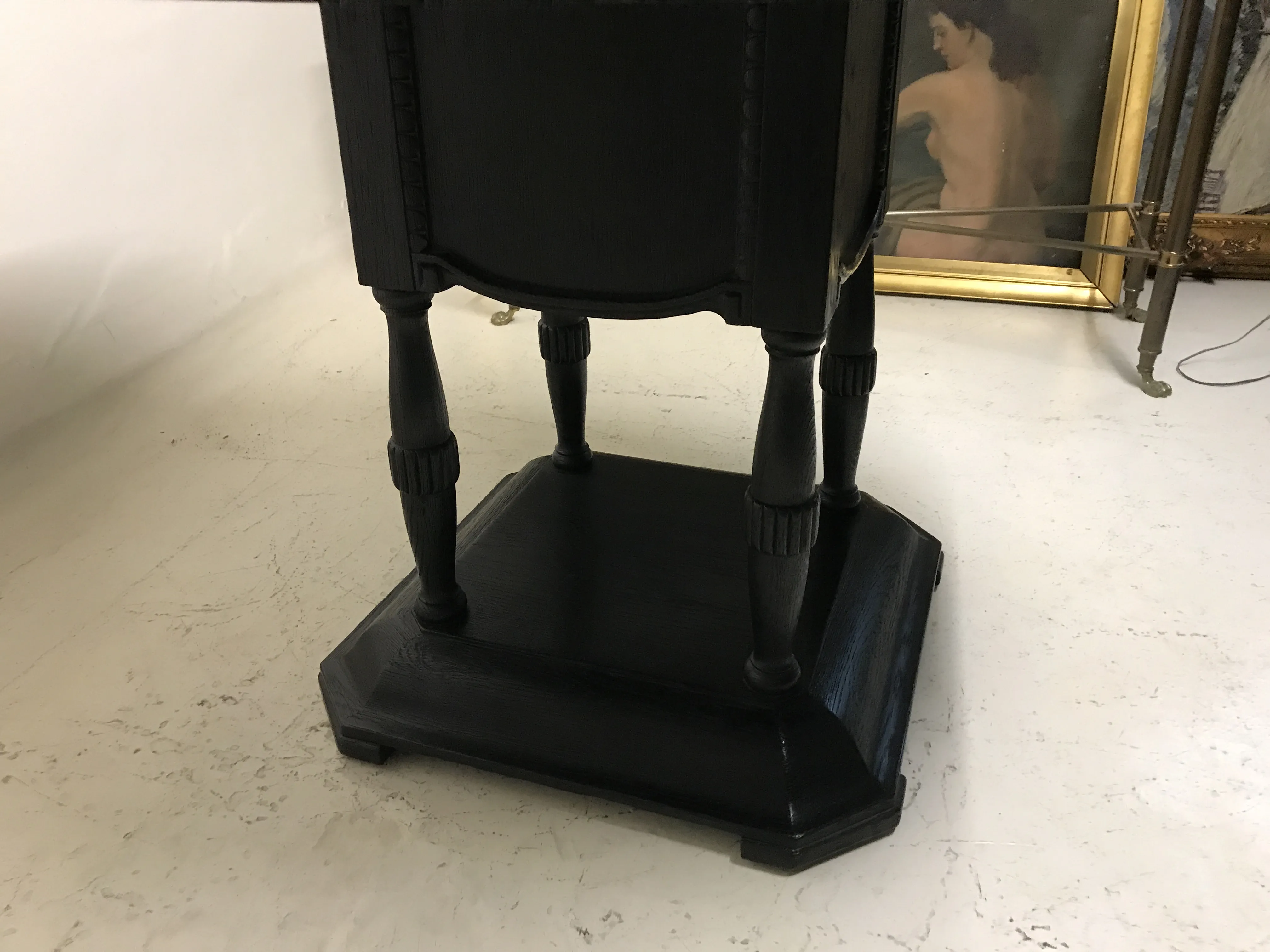 Tavolo antico per due persone, con gambe tornite e base larga.