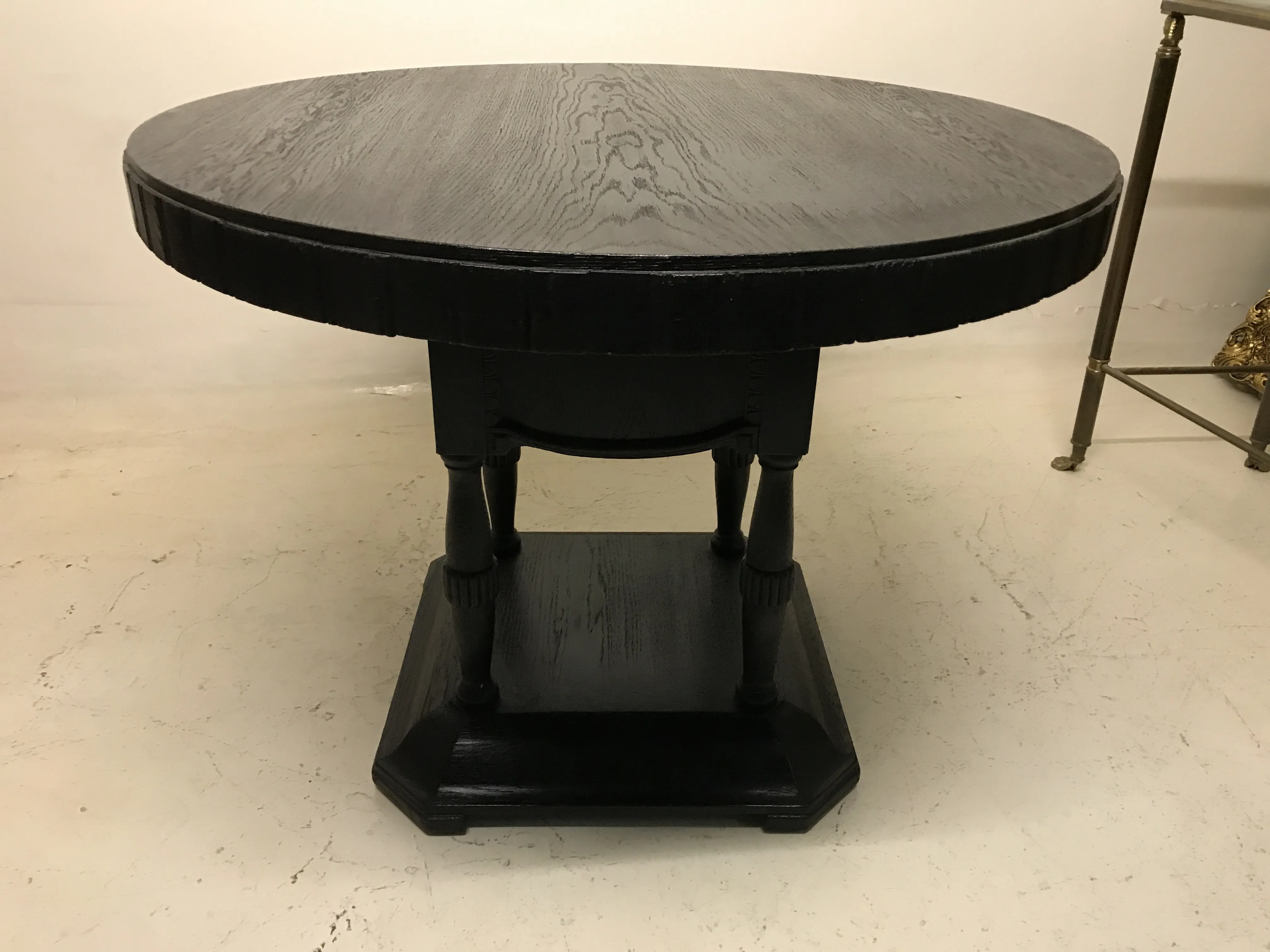 Table ronde ancienne pour deux personnes avec des détails élégants