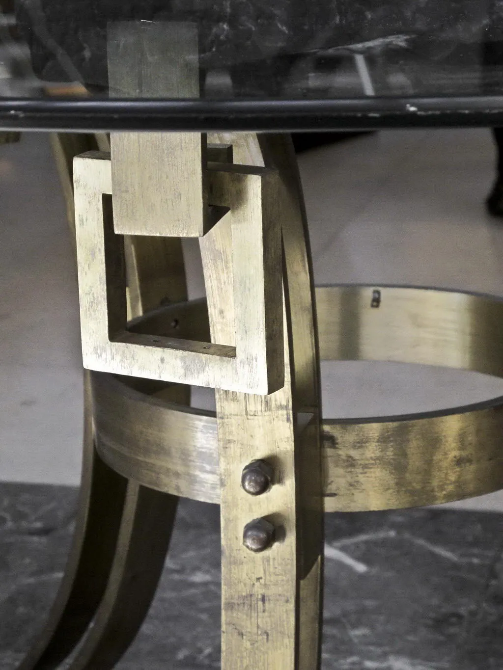 Mesa de jantar antiga para 4 pessoas com base elegante.