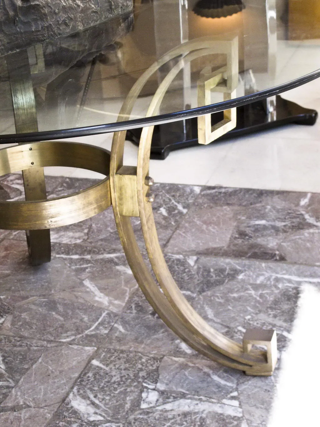 mesa de jantar antiga para 4 pessoas com base elegante e pernas curvas, ambientada em um espaço moderno