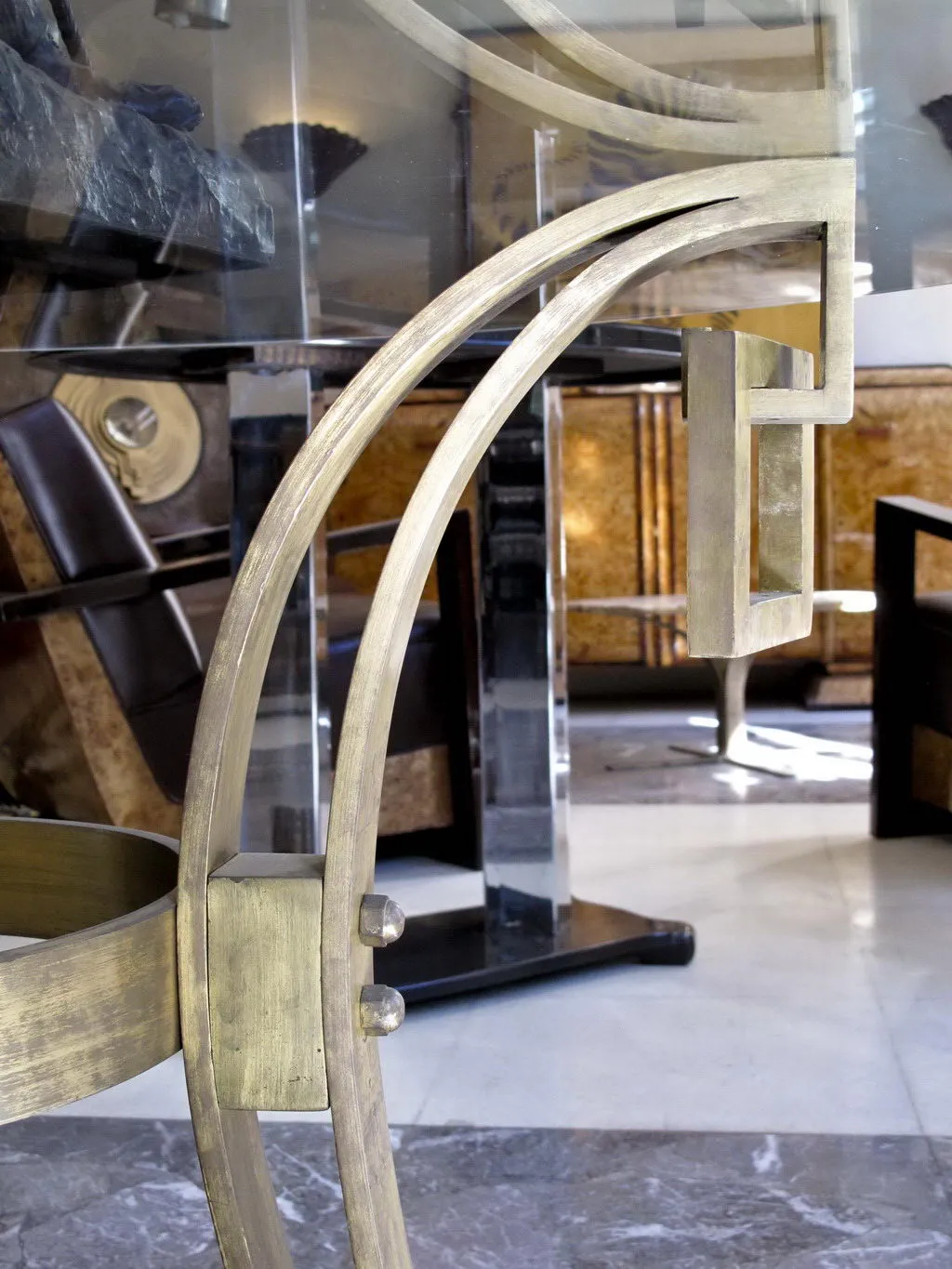 Антикварный стол в стиле Ар-деко для 4 человек, с элегантными деталями в софистичном окружении.