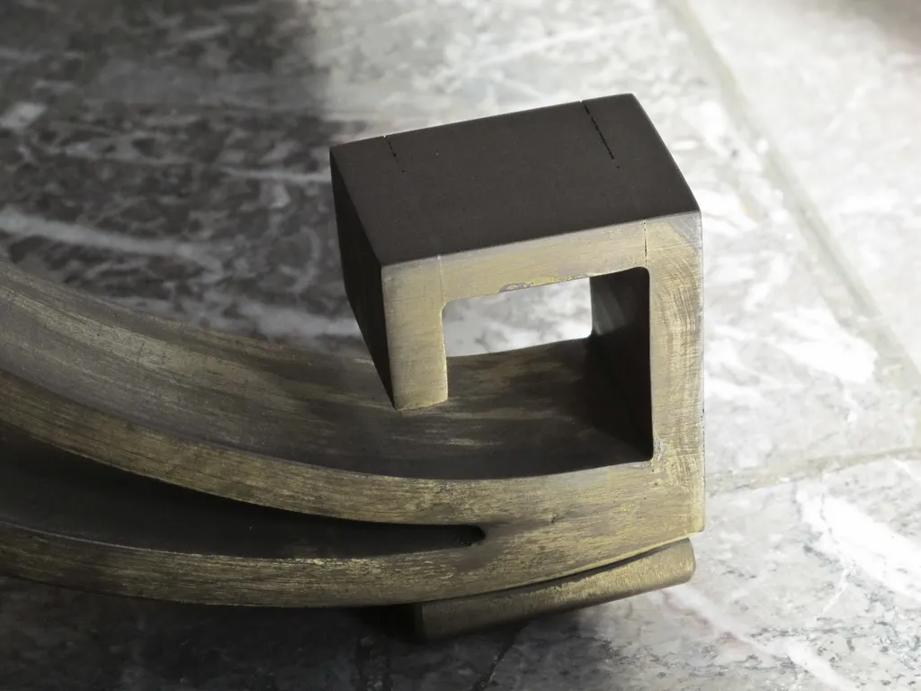 mesa de jantar antiga para 4 pessoas com detalhes elegantes