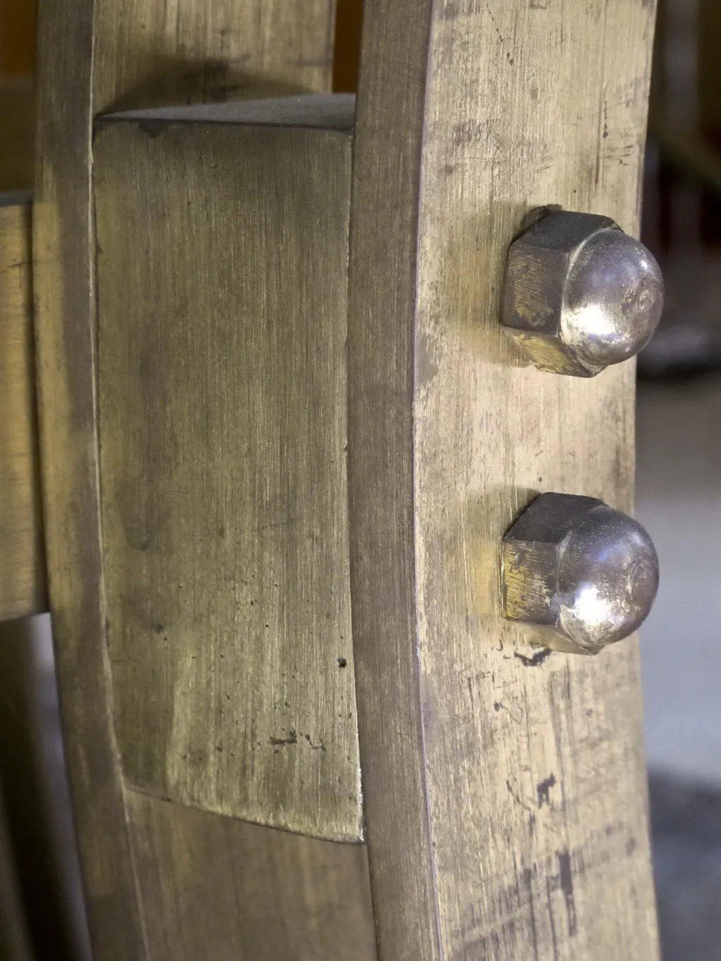 Detalhe da estrutura de uma mesa de jantar antiga para quatro pessoas.