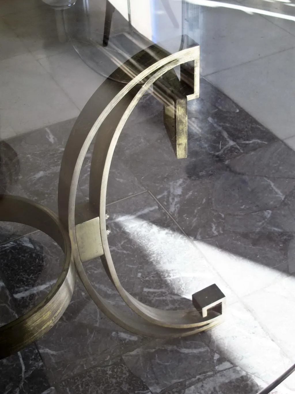 Tavolo da pranzo antico in stile Art Deco per 4 persone, con un design elegante e gambe decorative.