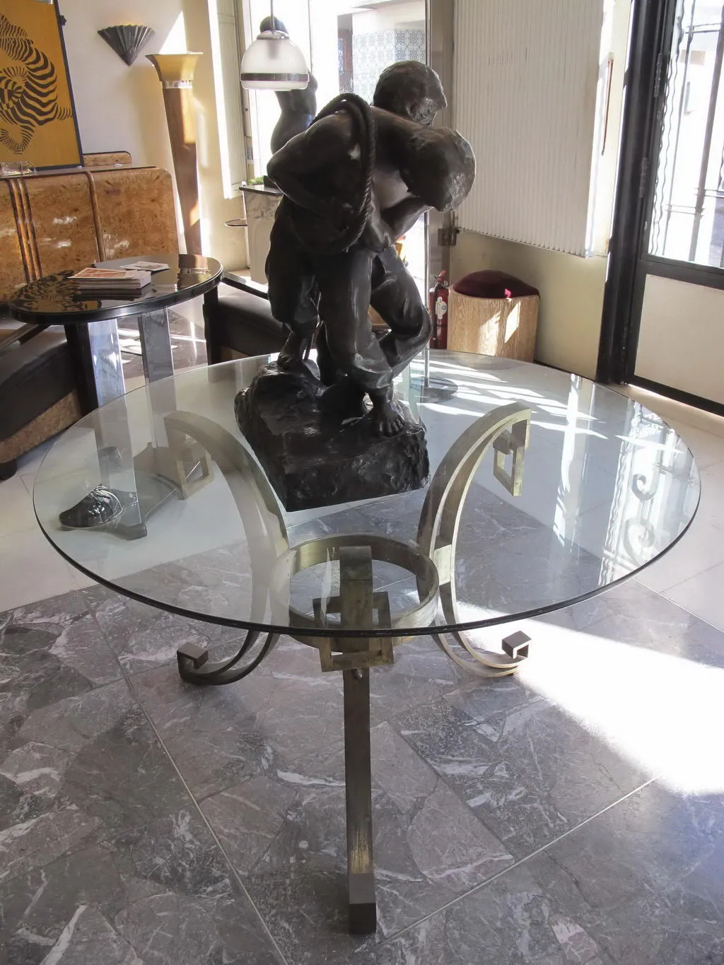 Table à manger ancienne pour quatre personnes dans un cadre élégant