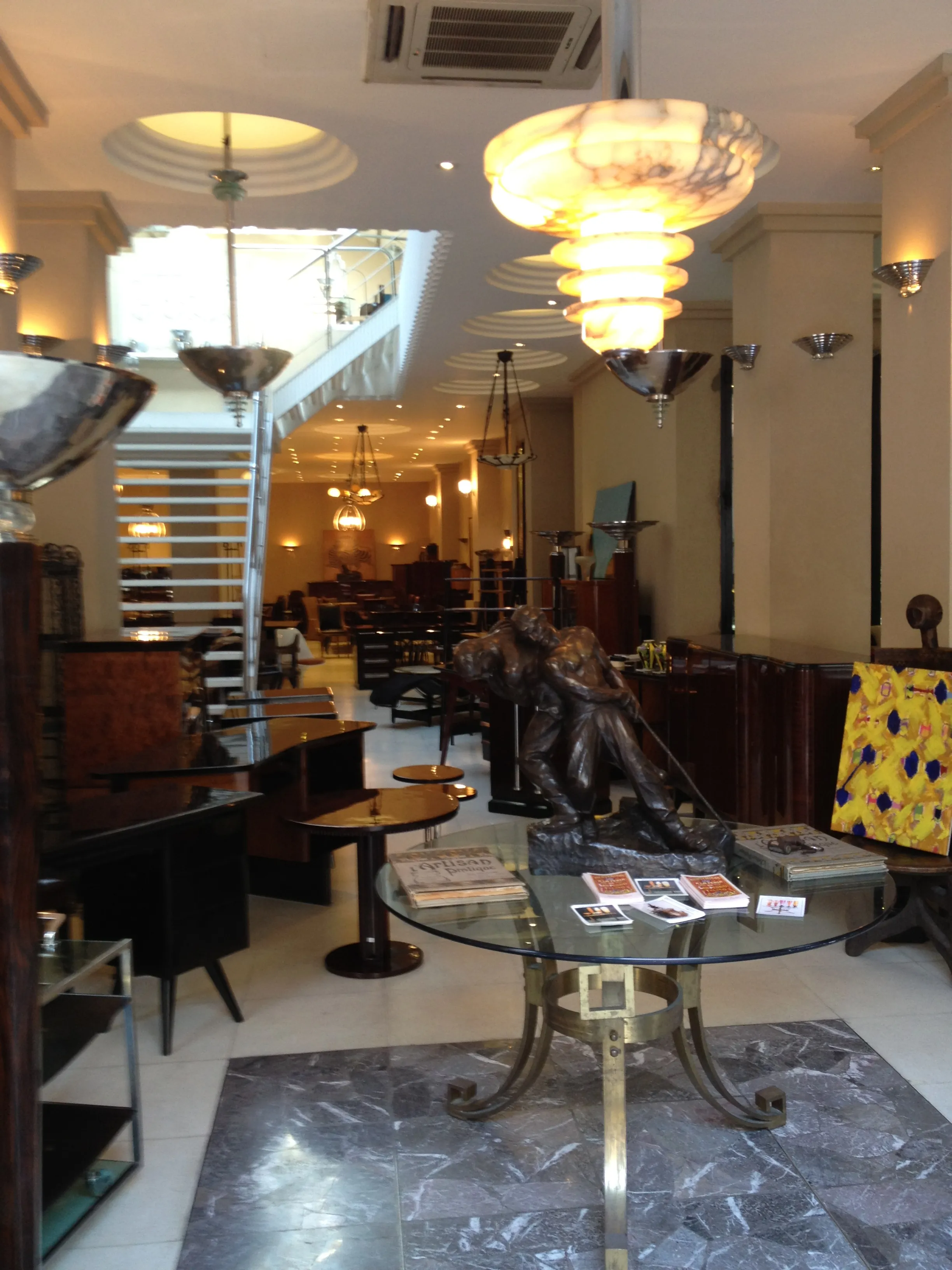 Tavolo da pranzo antico in stile Art Deco per 4 persone in un ambiente elegante con decorazione sofisticata.