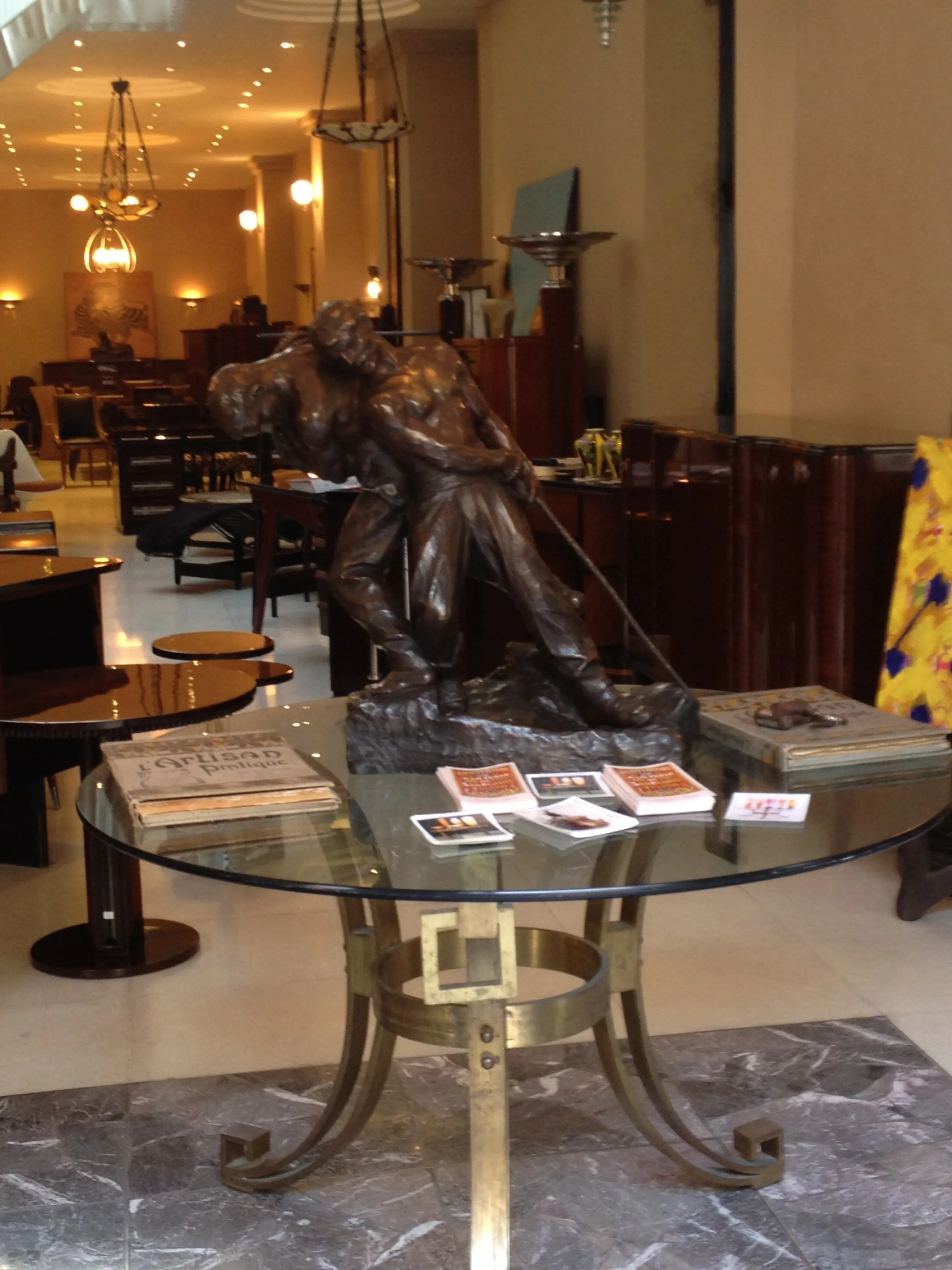 Mesa de comedor antigua con decoraciones art deco, ambiente elegante.