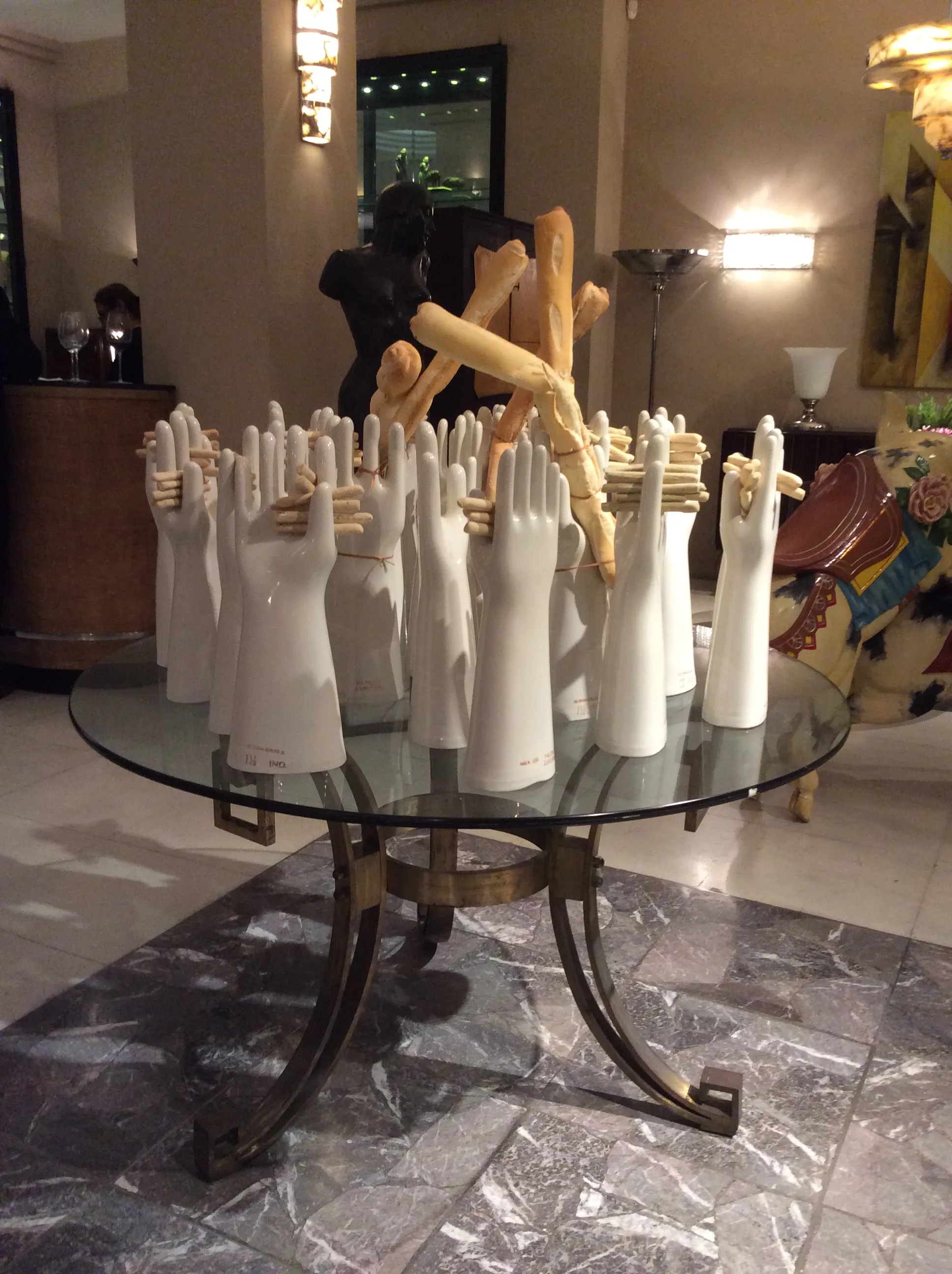 Table à manger ancienne avec un design Art Deco pour 4 personnes dans un cadre élégant.