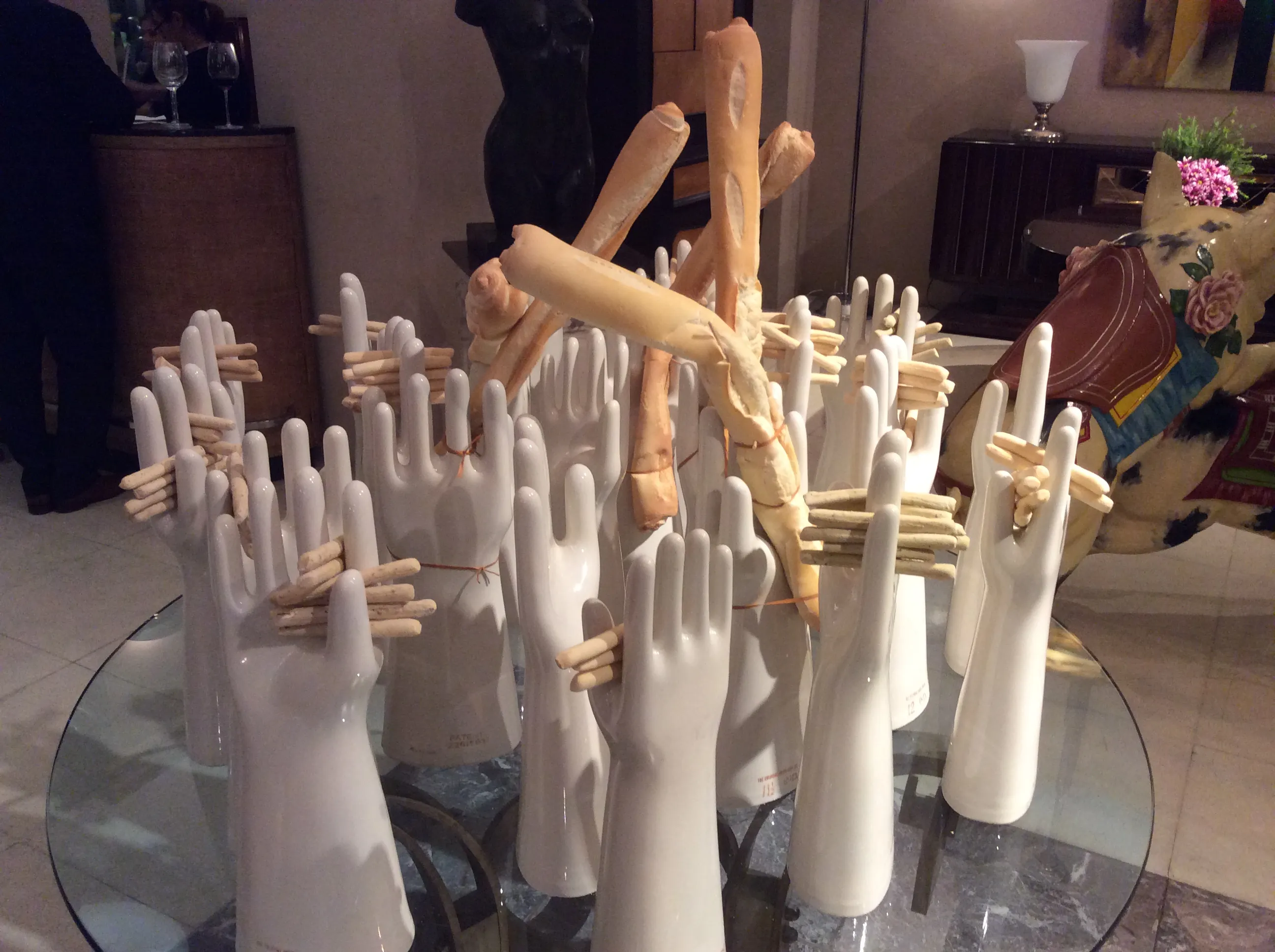 mesa de jantar antiga com mãos decorativas