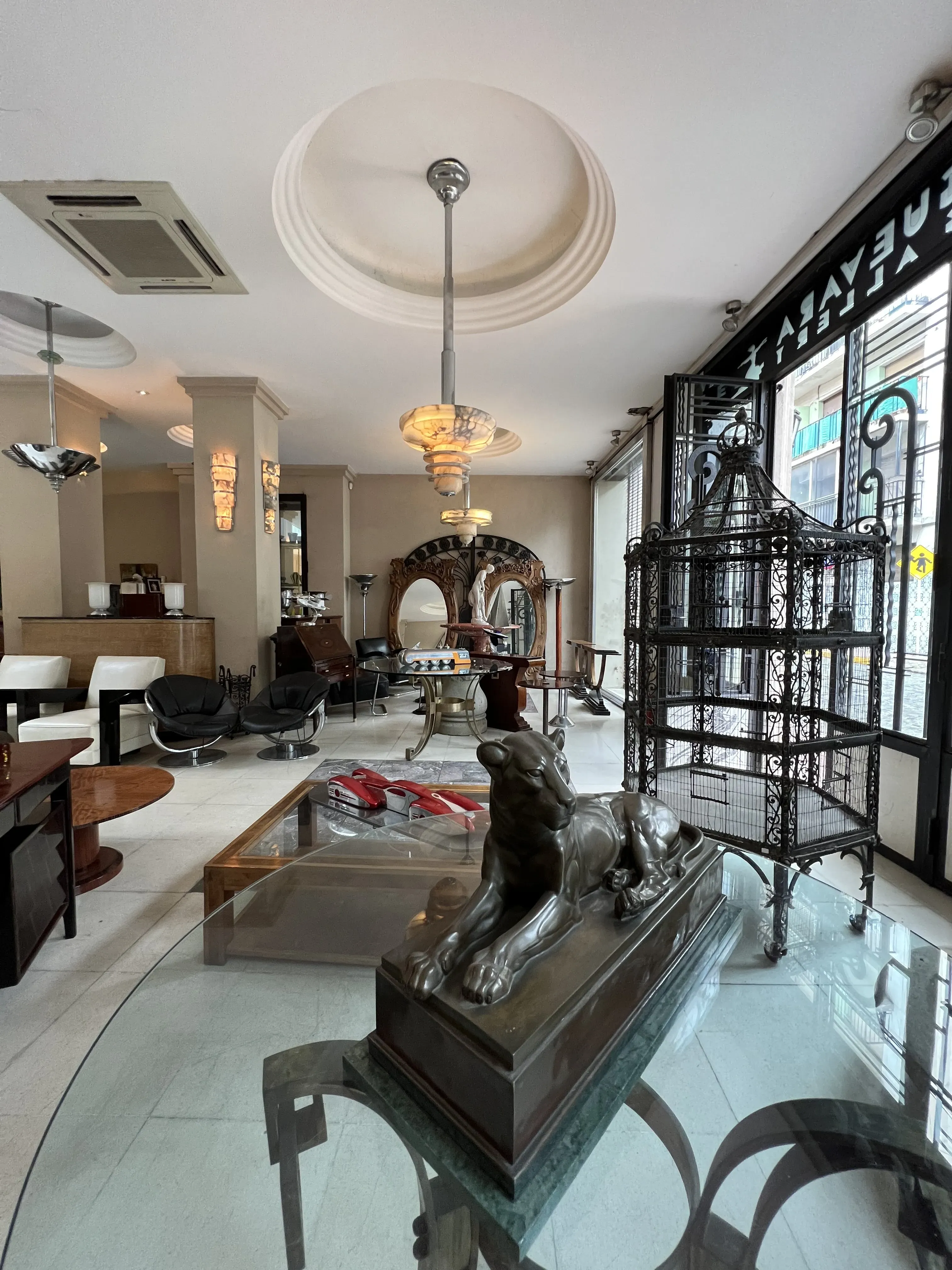 antiker Esstisch für 4 Personen Art Deco in einem eleganten Umfeld