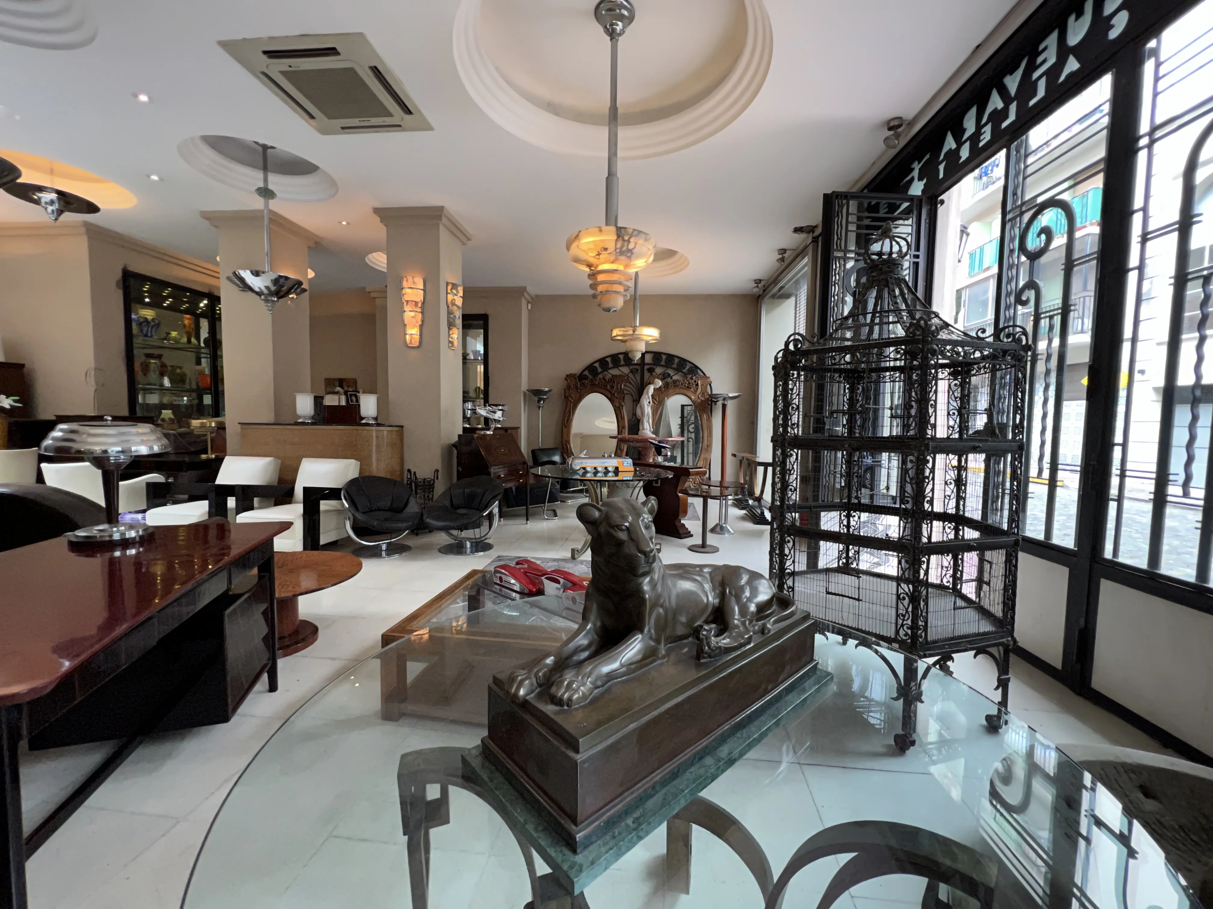 Tavolo da pranzo antico per quattro persone in un ambiente elegante.