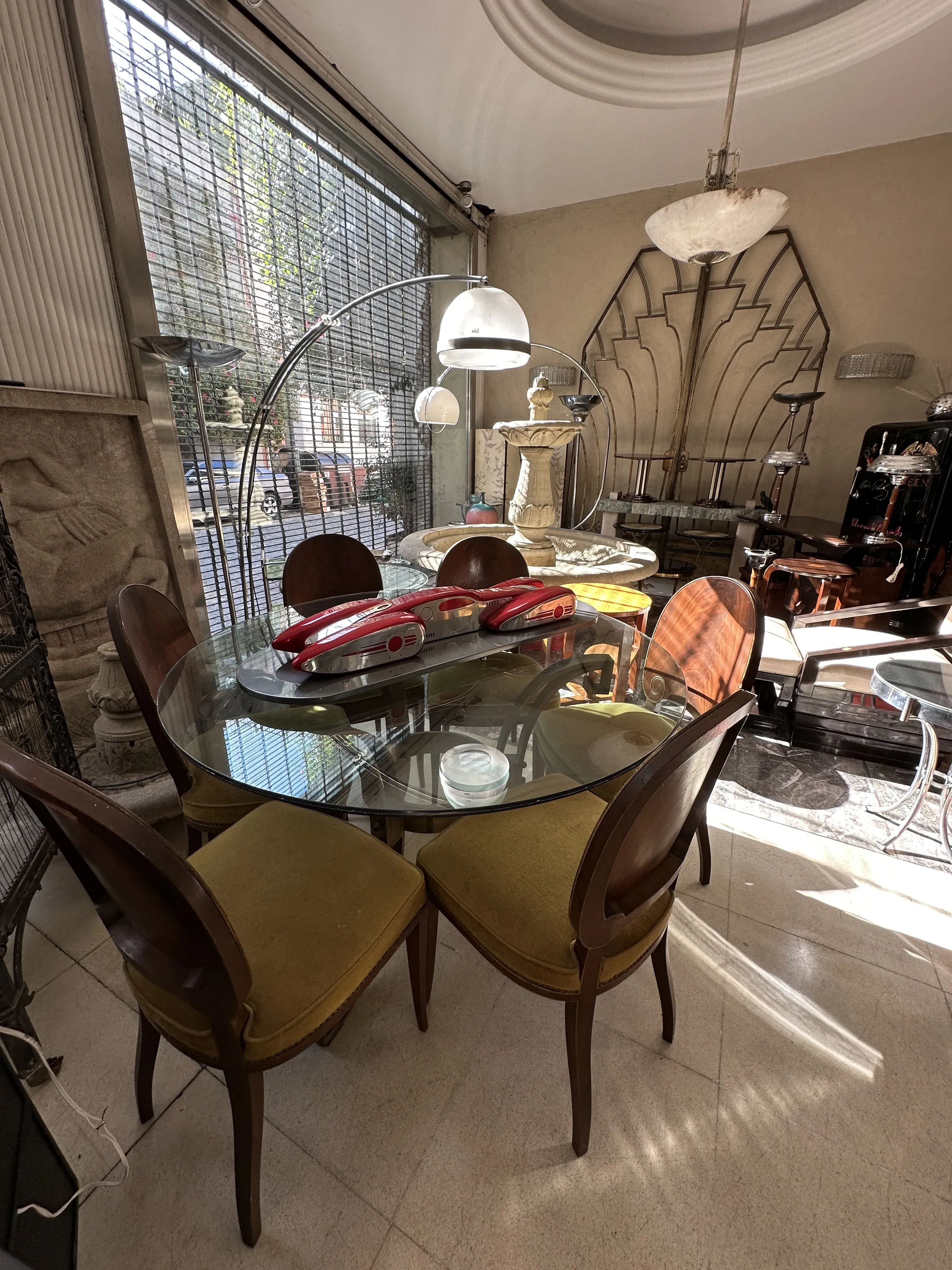 table à manger ancienne pour 4 personnes avec chaises dans un cadre chaleureux