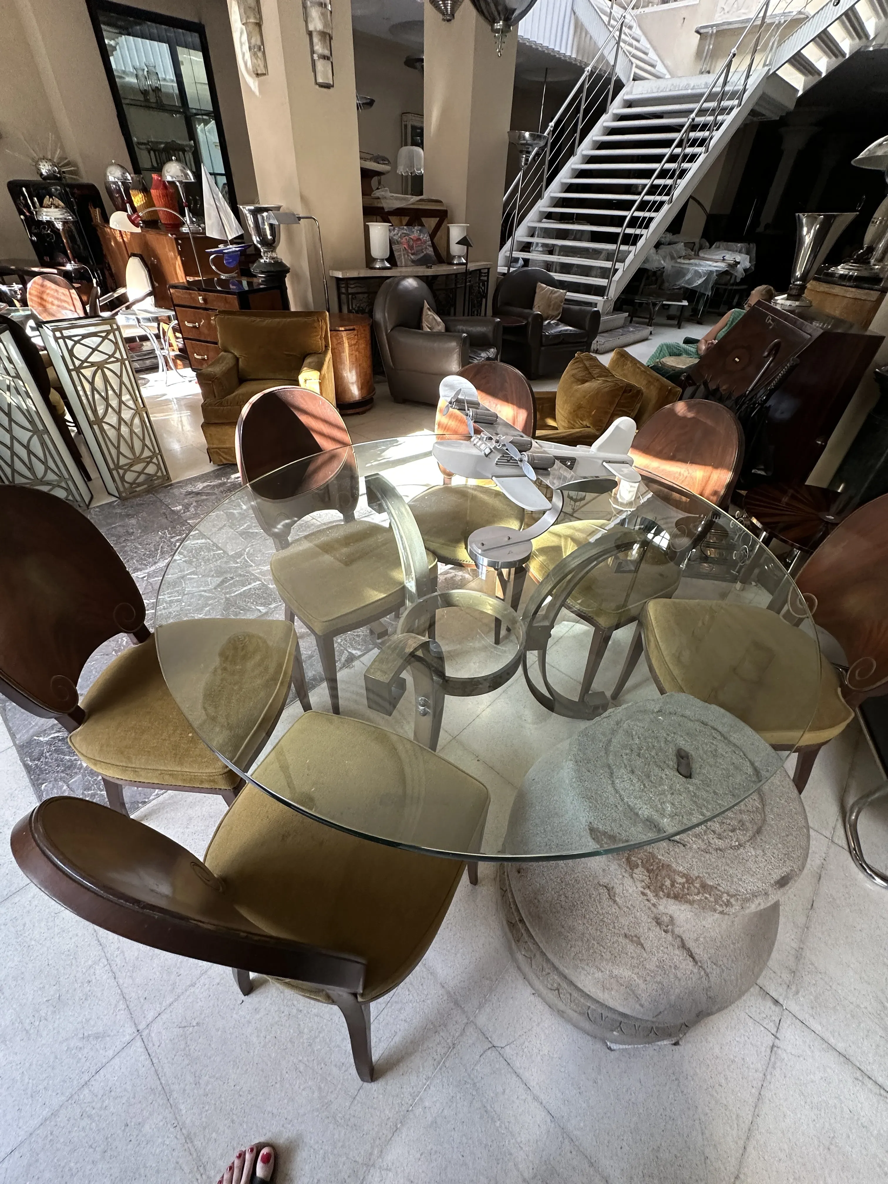 Mesa de comedor antigua para 4 personas, con sillas en ambiente elegante.