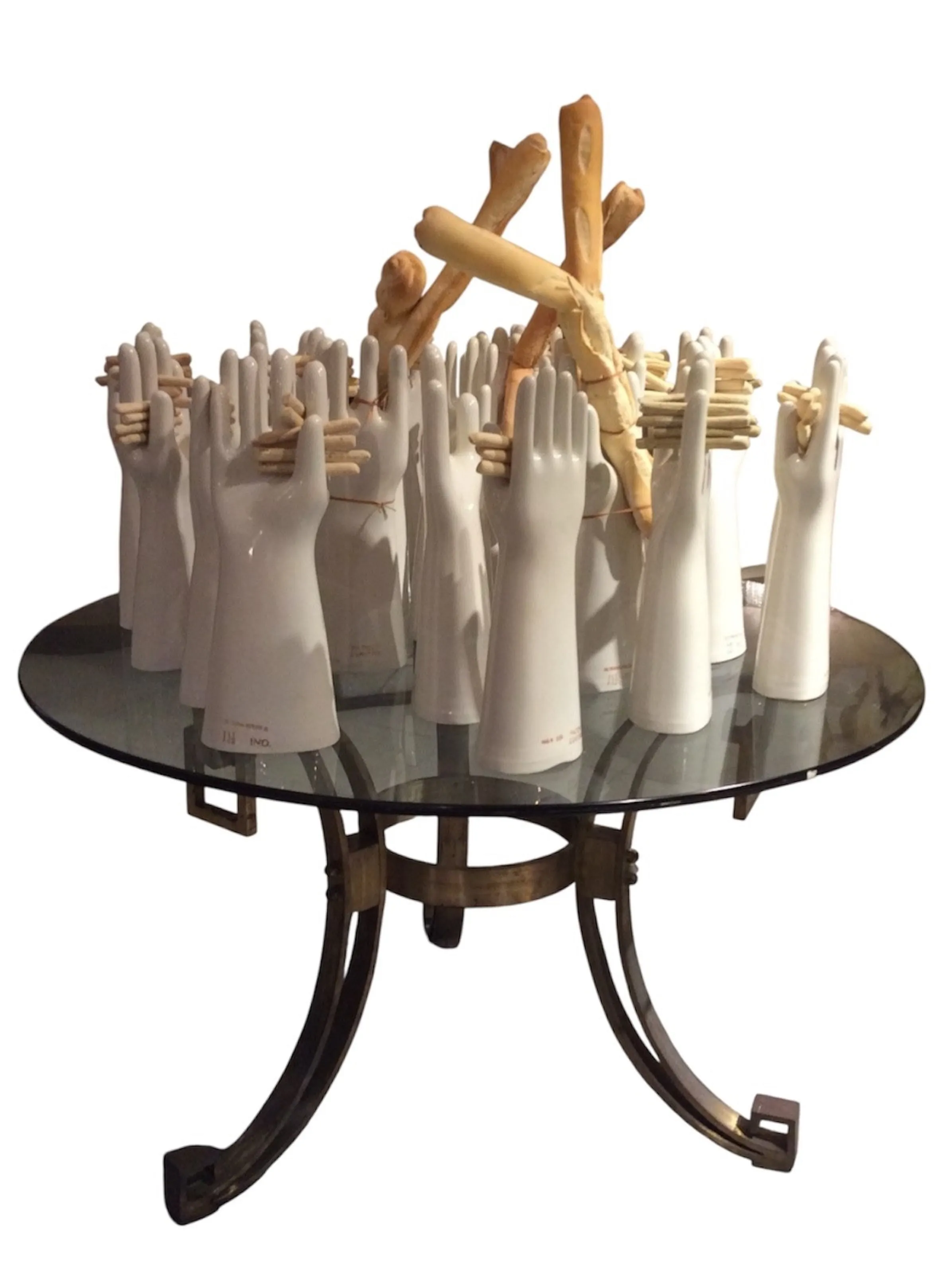 mesa de jantar antiga com suporte decorativo de mãos