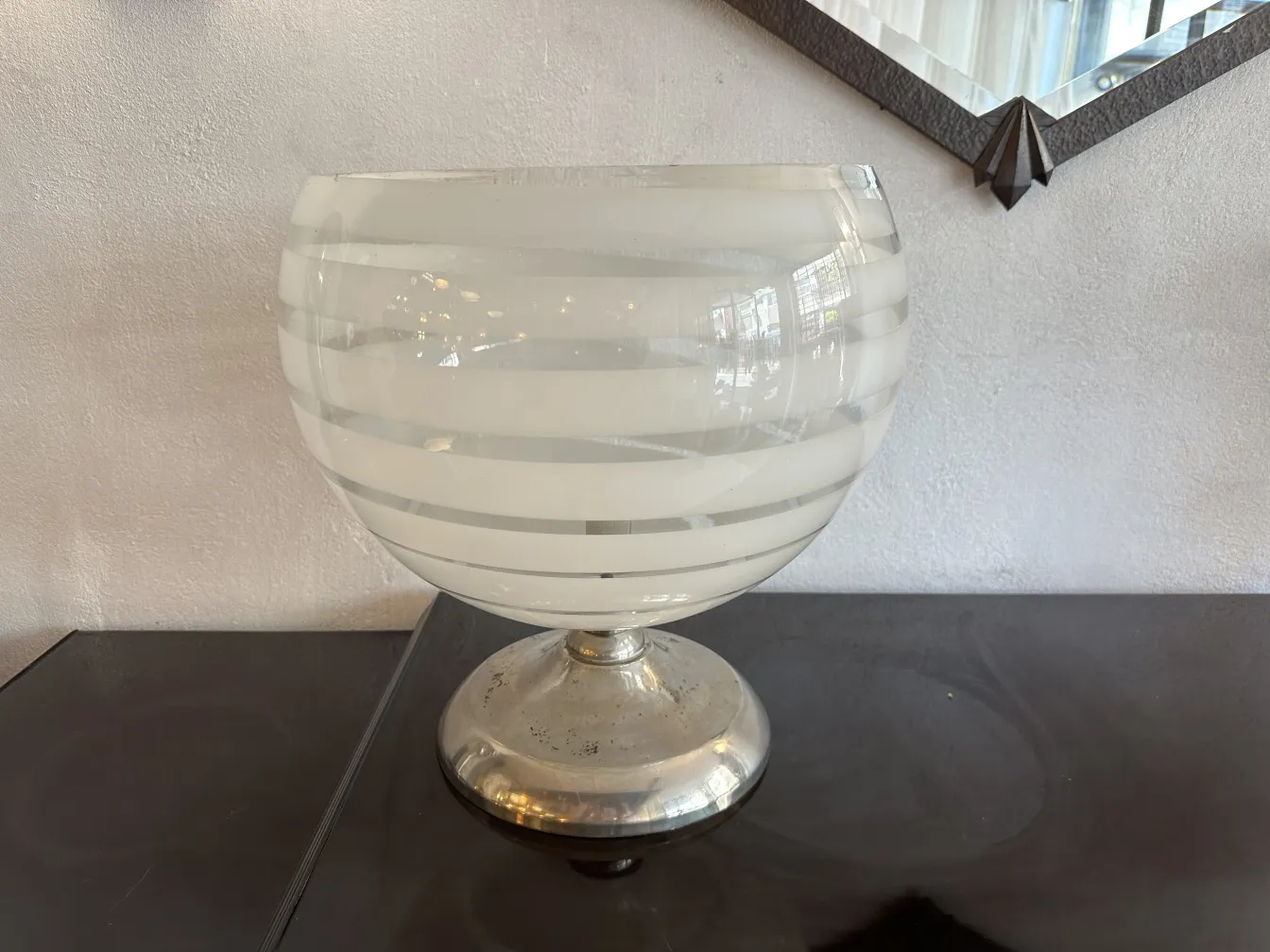 Antique table lamp with a classic base and attractive design, stands out in an elegant room