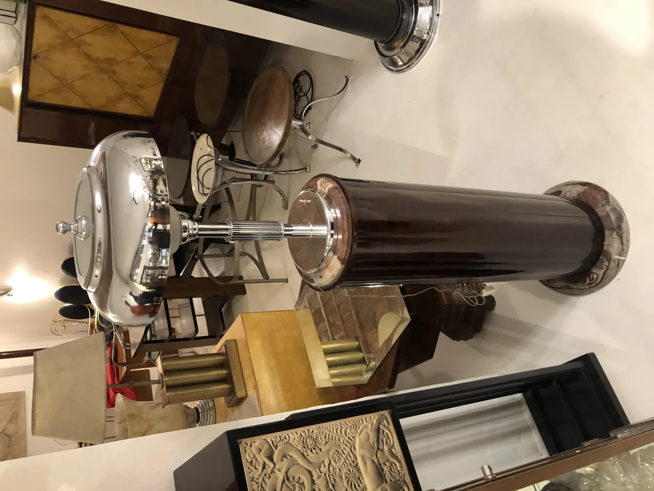 Antike Tischlampe mit dekorativem Sockel und elegantem Design