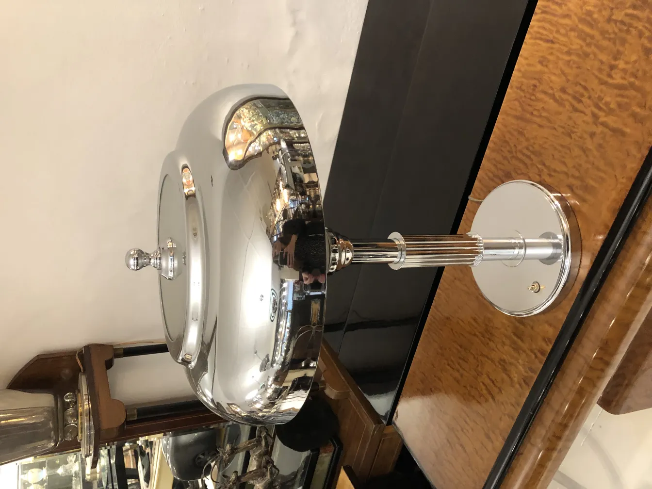 Lampe de bureau ancienne avec un design brillant, ambiance chaleureuse