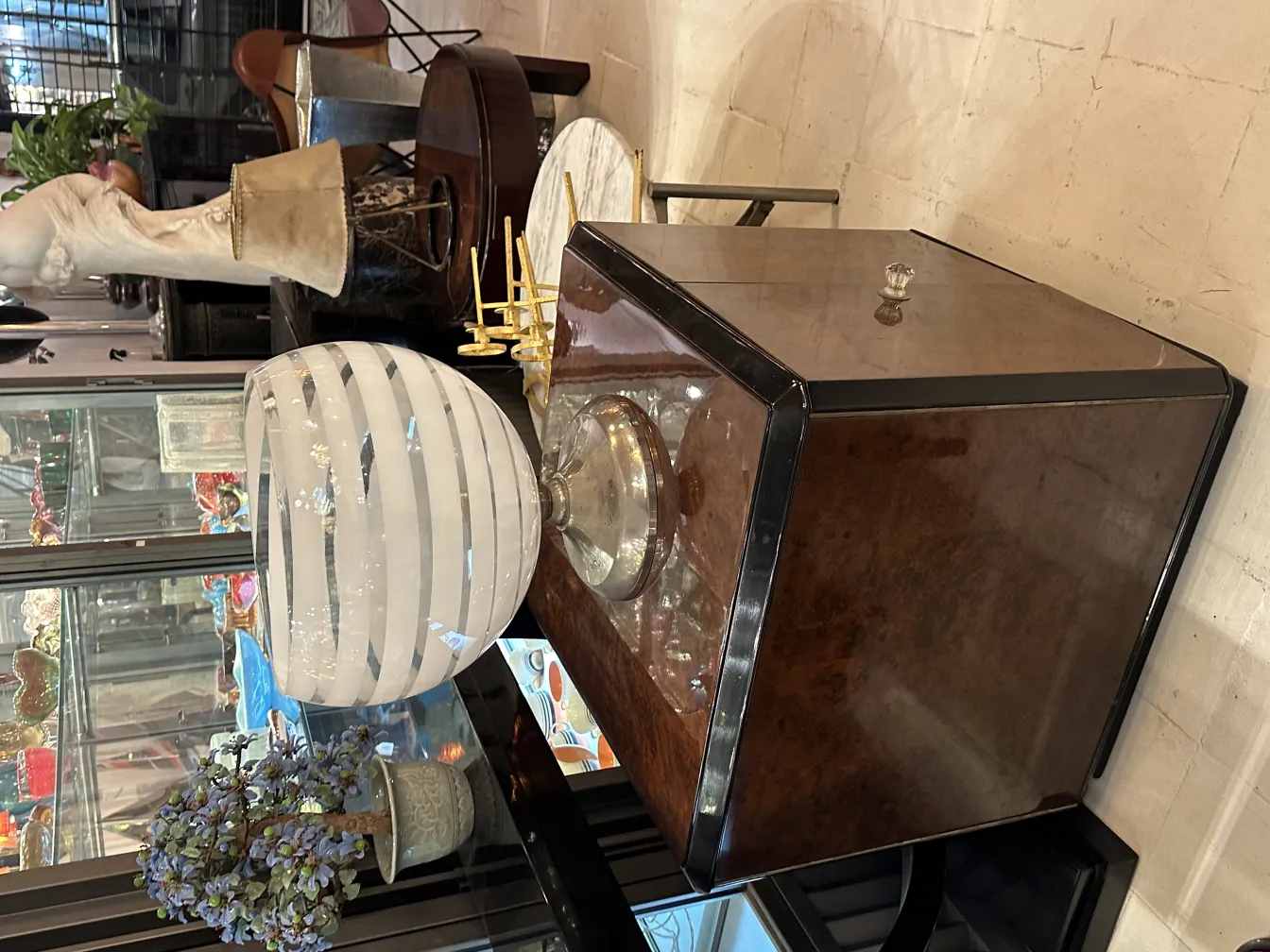 antigua lámpara de mesa con forma elegante y base decorativa, ambiente acogedor