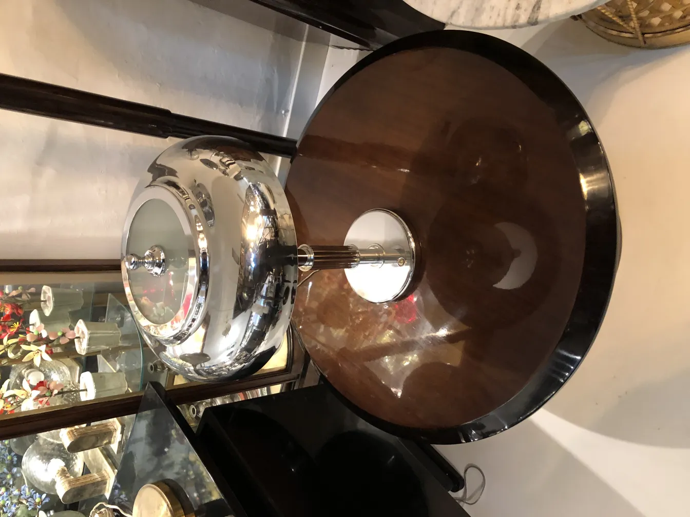 प्राचीन टेबल लैंप गोल आधार के साथ, सुशोभित वातावरण।