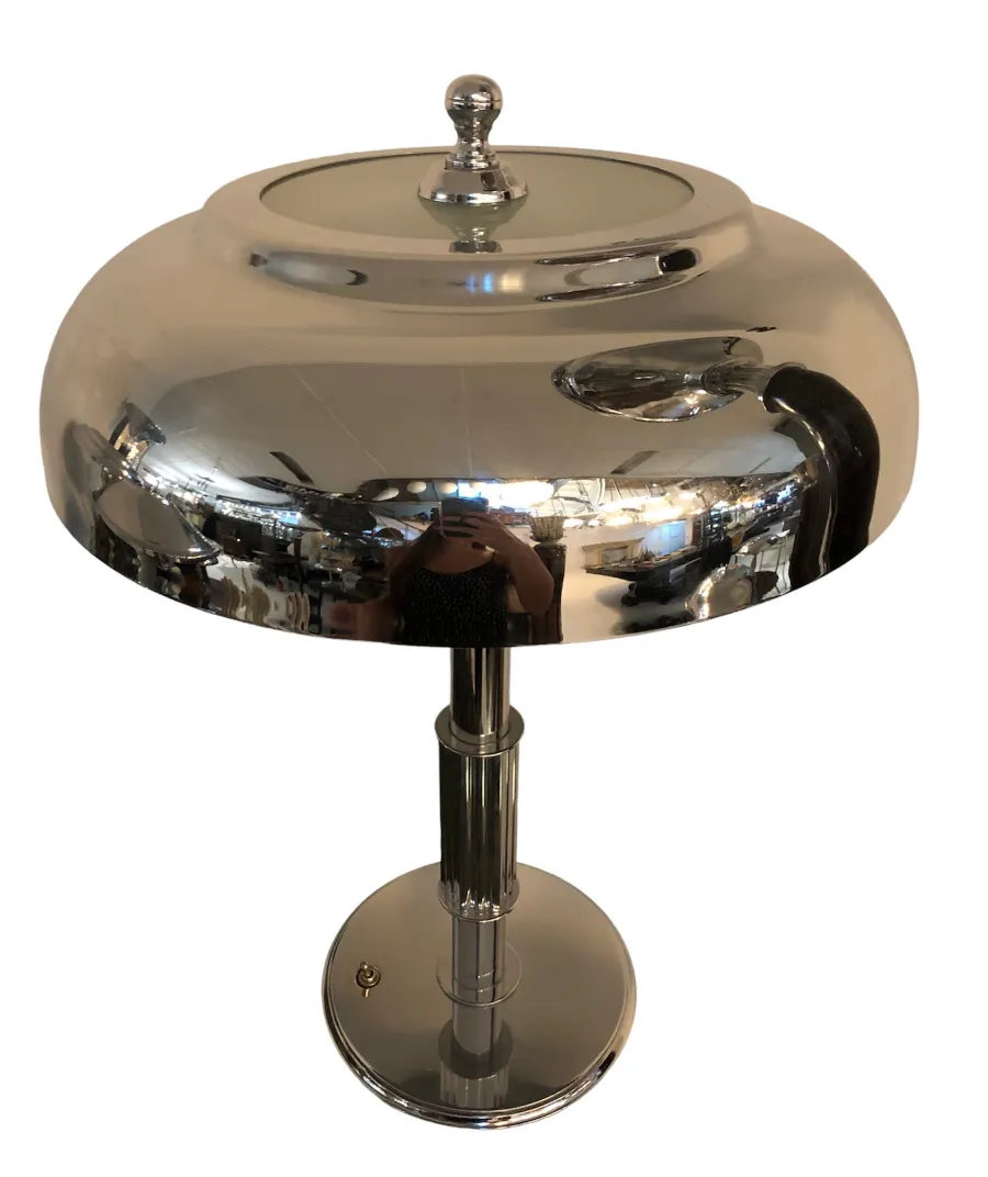 Glänzende antike Tischlampe mit stabiler Basis und runder Kuppel, in einer eleganten Umgebung.