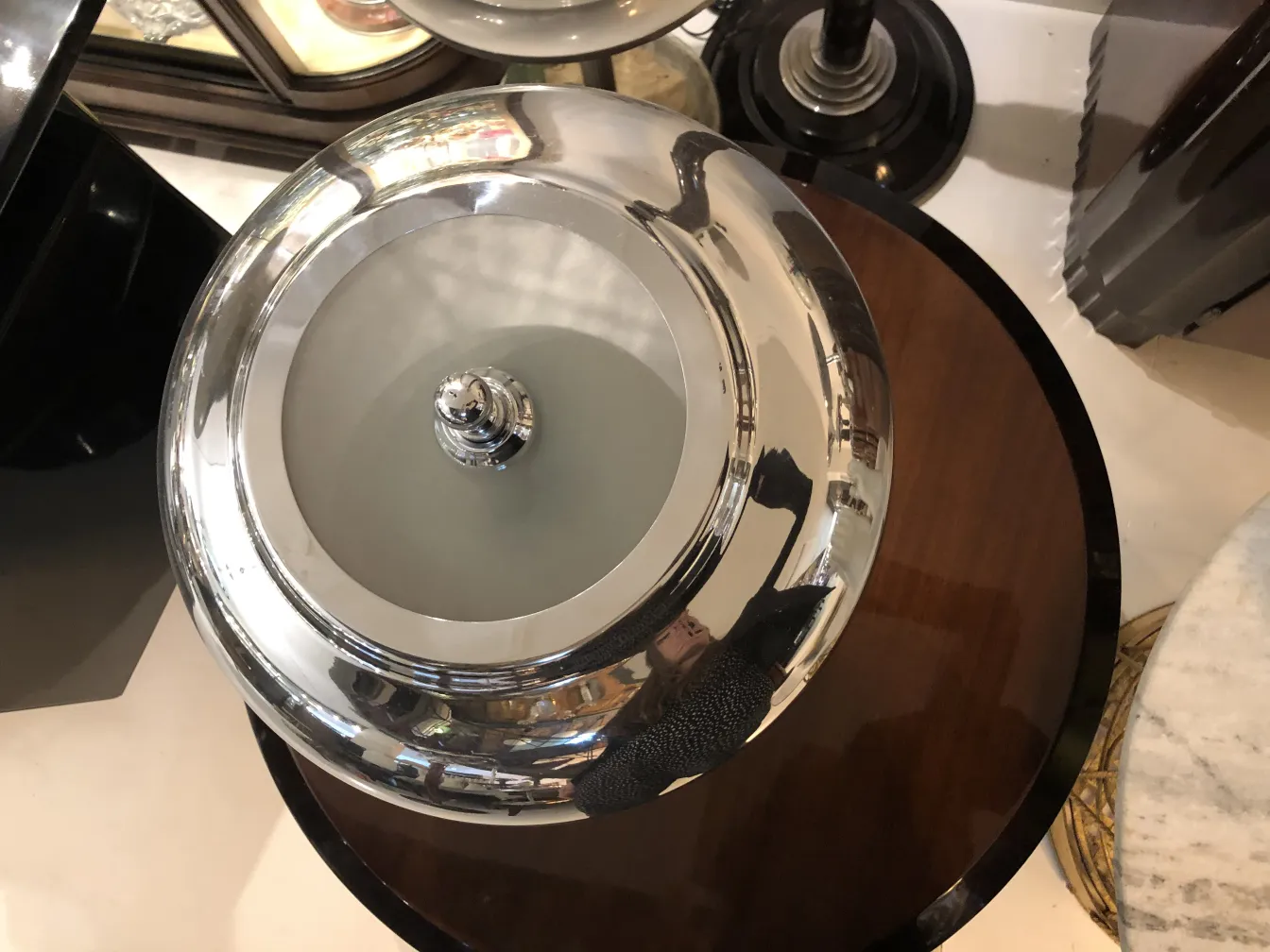 Lampada da tavolo antica brillante su un tavolo scuro