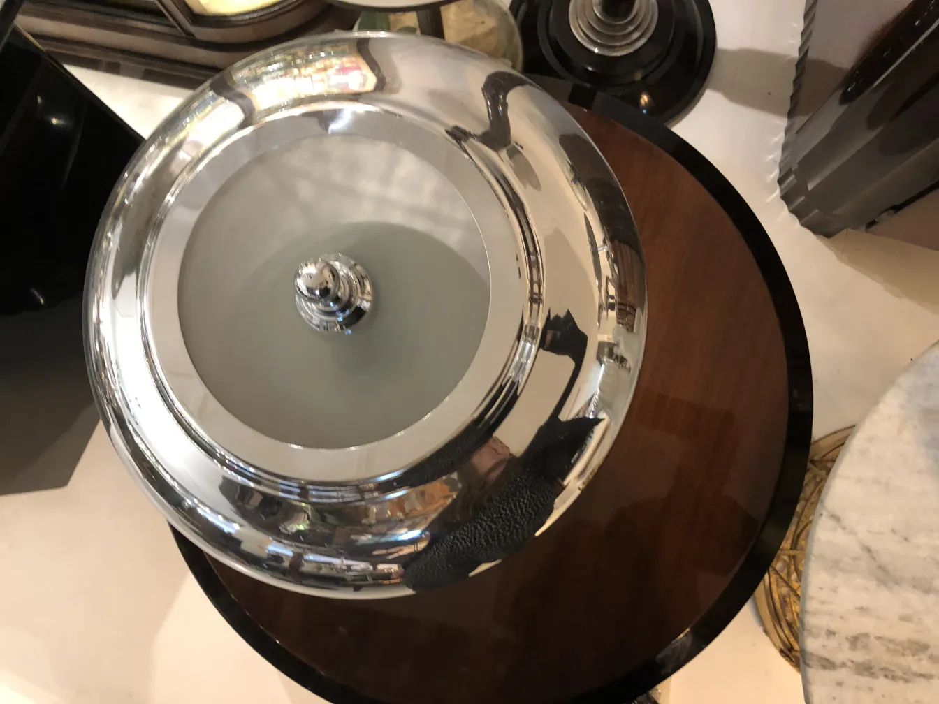 antike tischlampe mit glänzendem design auf dem tisch