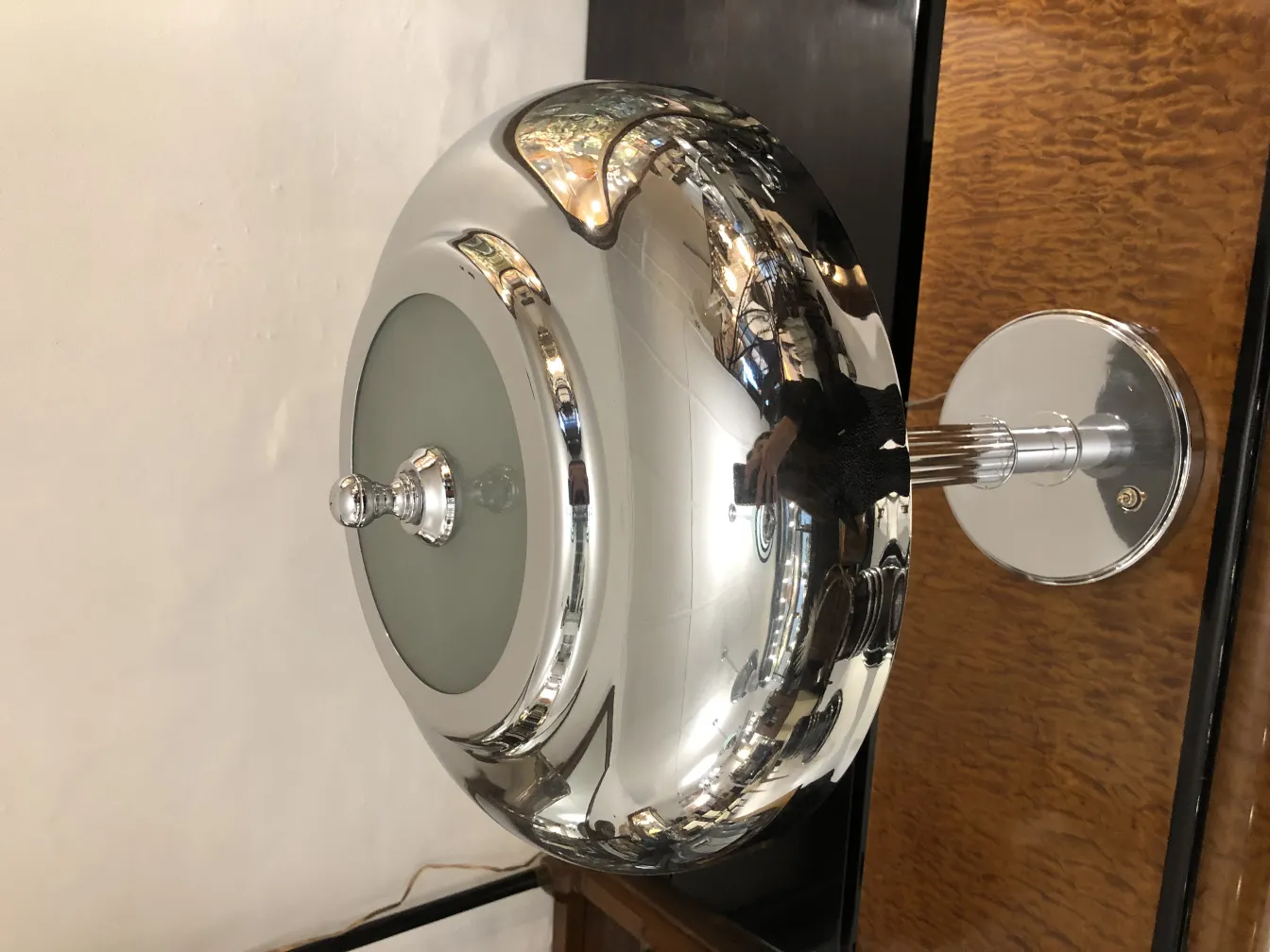 lampara de mesa antigua plateada con un diseño esférico