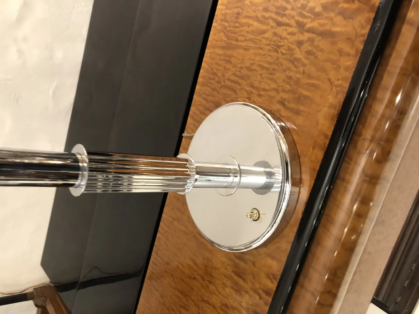 Alte Tischlampe mit glänzendem Sockel, sanftem Licht und elegantem Design. Perfekte Ergänzung für das Zuhause.